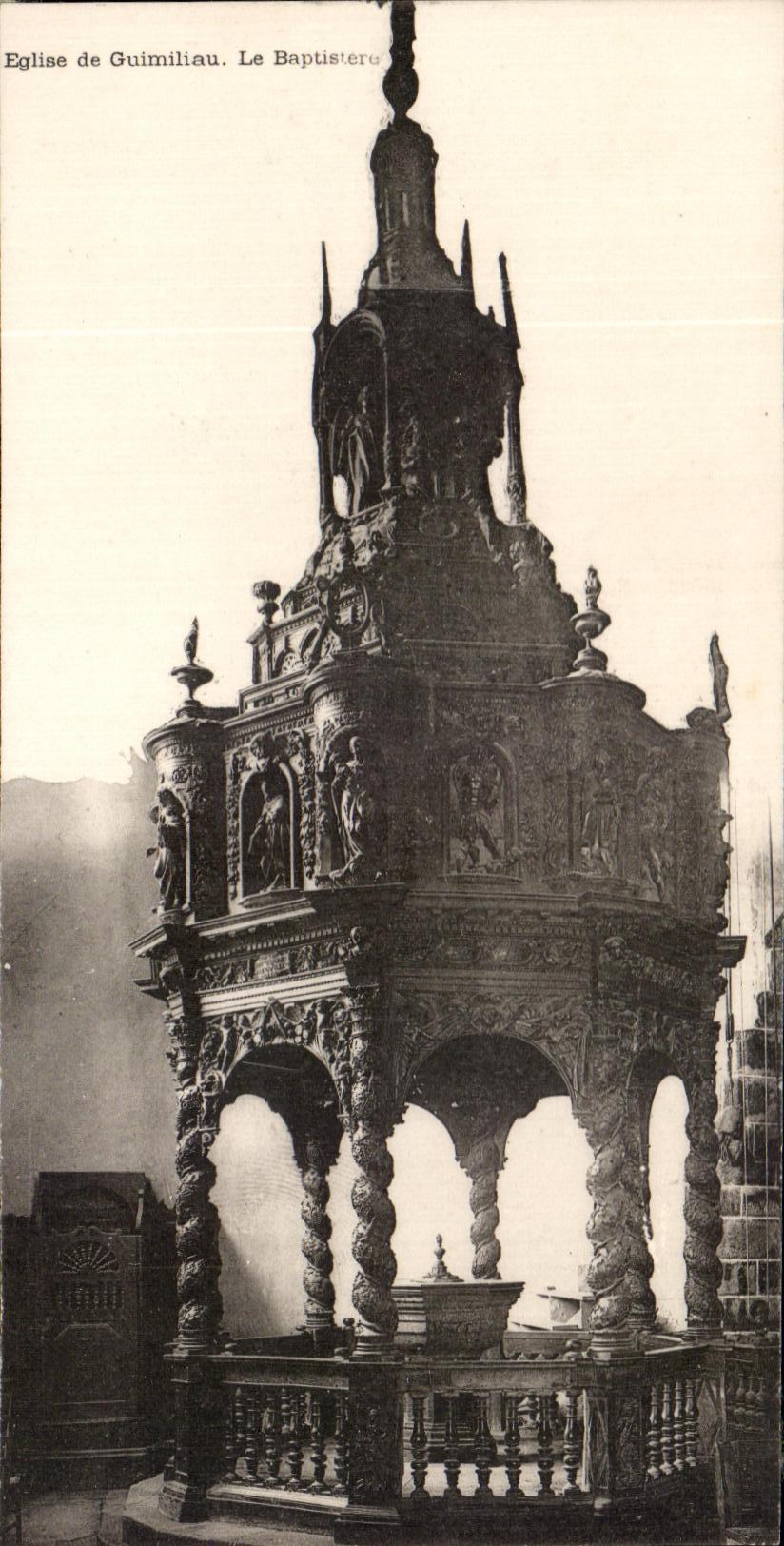 CPA Eglise de Guimiliau Le Baptistere