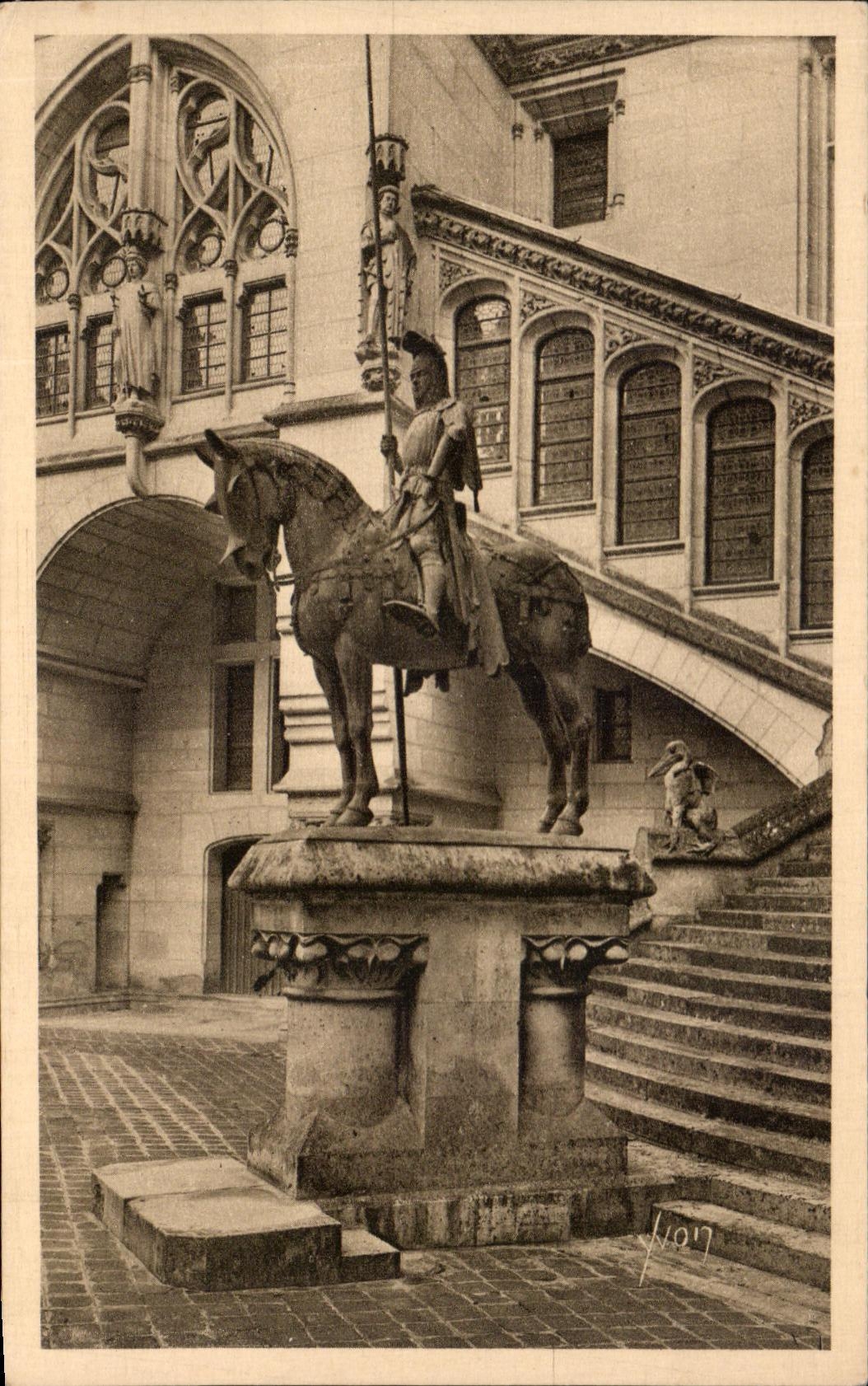 CPA Chateau de Pierrefonds Statue de Duc d'Orleans