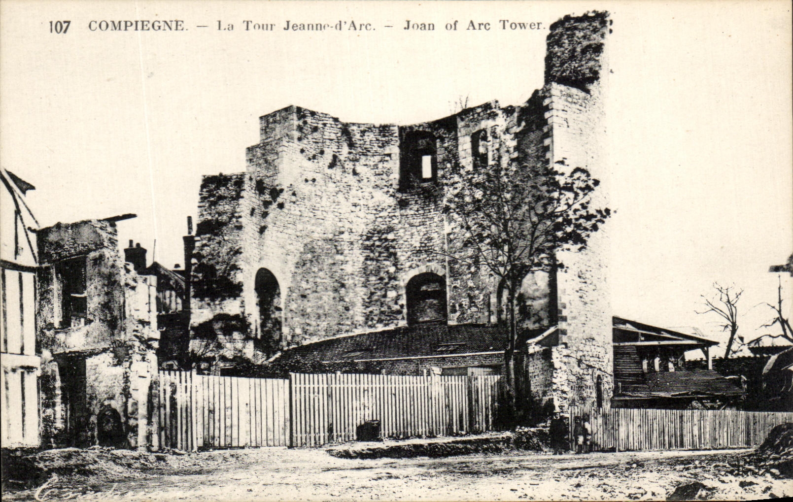 CPA Compiegne La Tour Jeanne d'Arc Militaria 