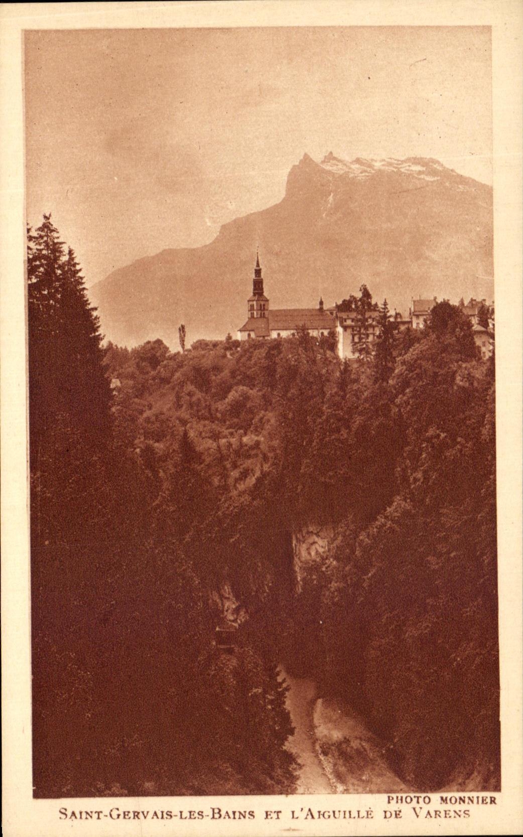 CPA Saint Gervais Les Bains Et L'Aiguille De Varenes