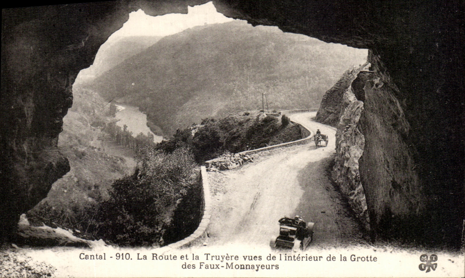 CPA La Route Et La Truyere Vues De L'Interieur De La Grotte Des Faux Monnayeurs