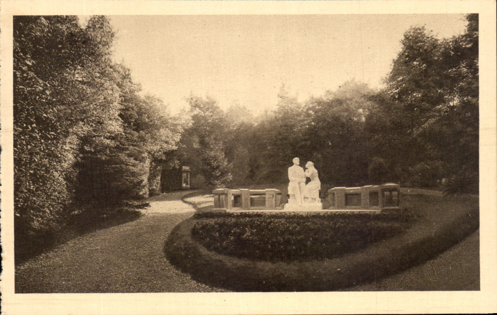 CPA Le Jardin Des Buissonnets Le Monument
