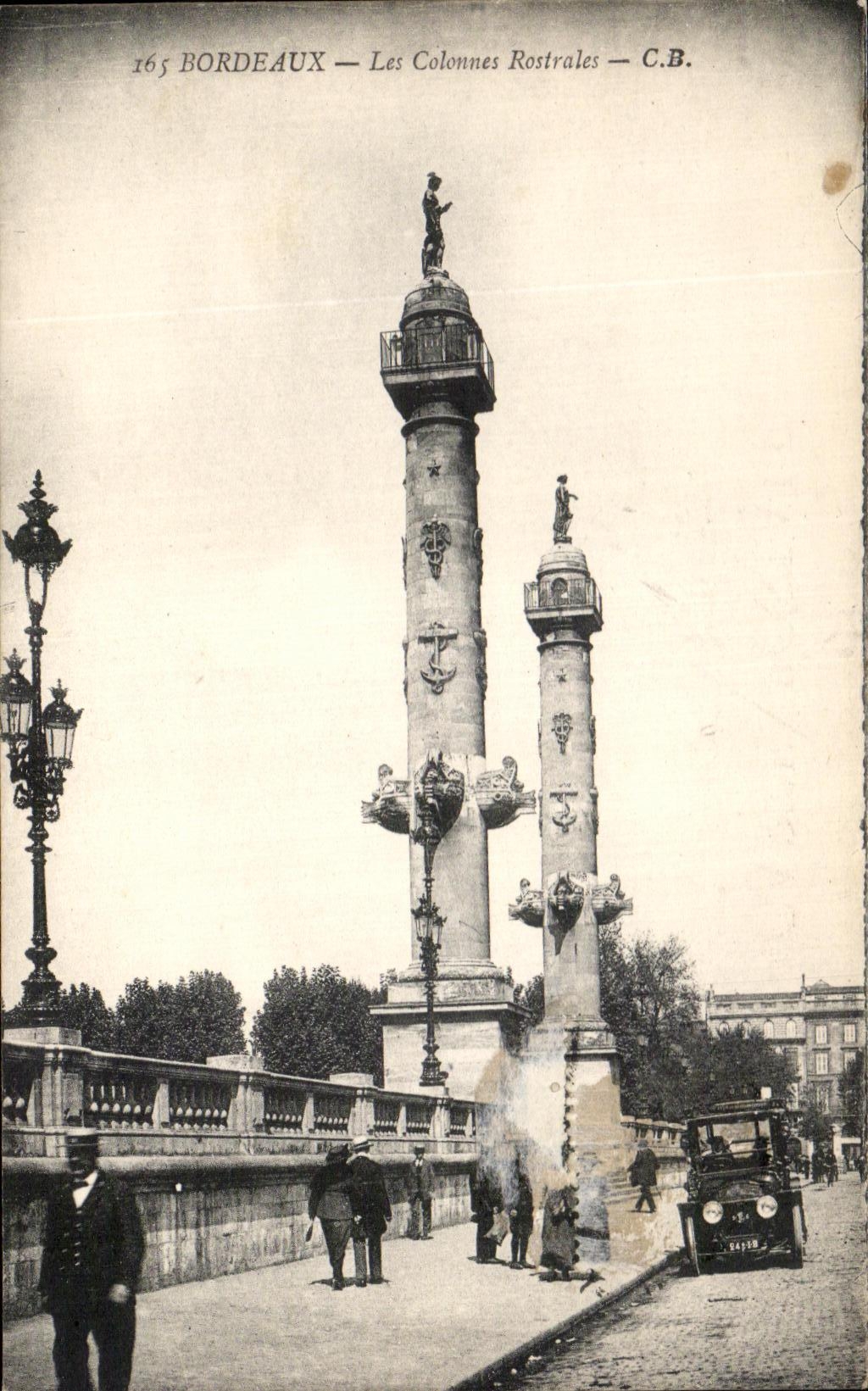 CPA Bordeaux Les Colonnes Rostrales Automobile