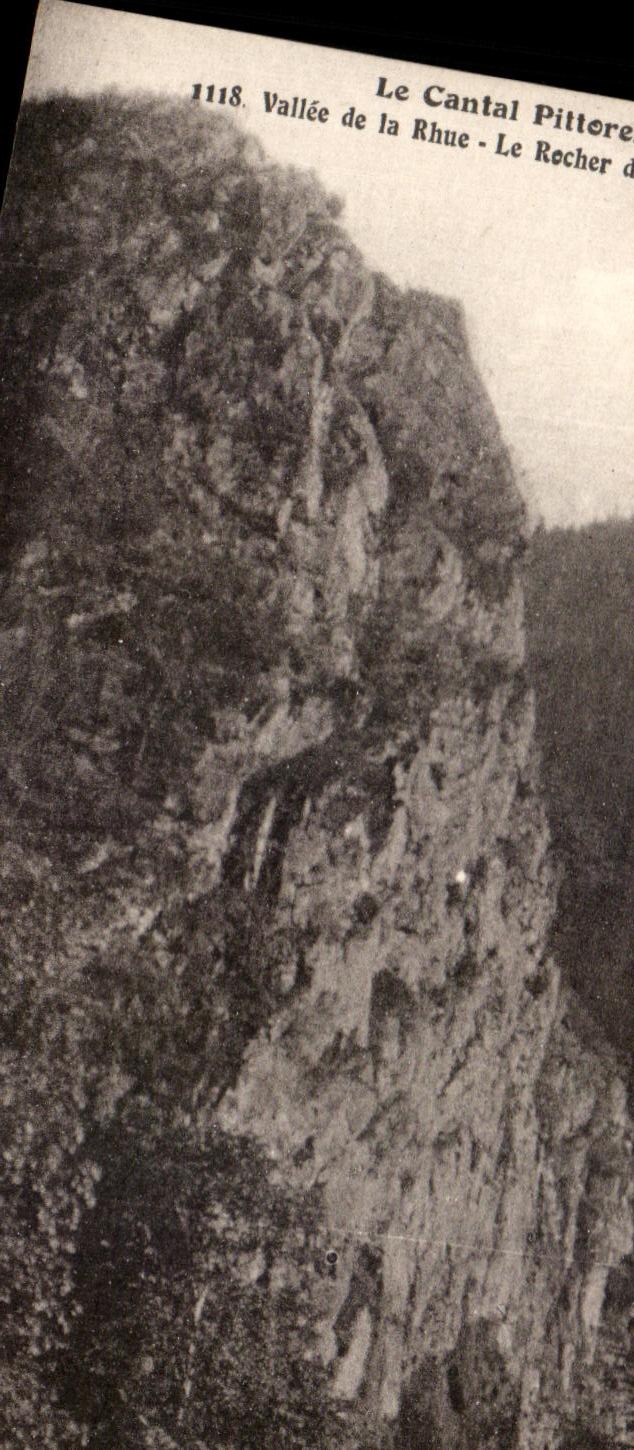 CPA Le Cantal Pittoresque Vallee De La Rhue Le Rocher des faux monnayeurs
