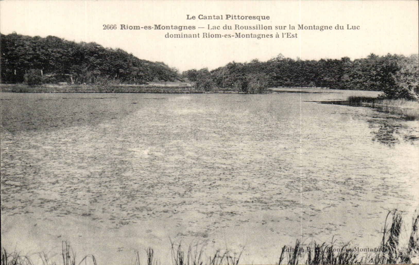 CPA el lago pintoresco mountains de Cantal Riom Es de la montana del La del Rosellon Sur del lago