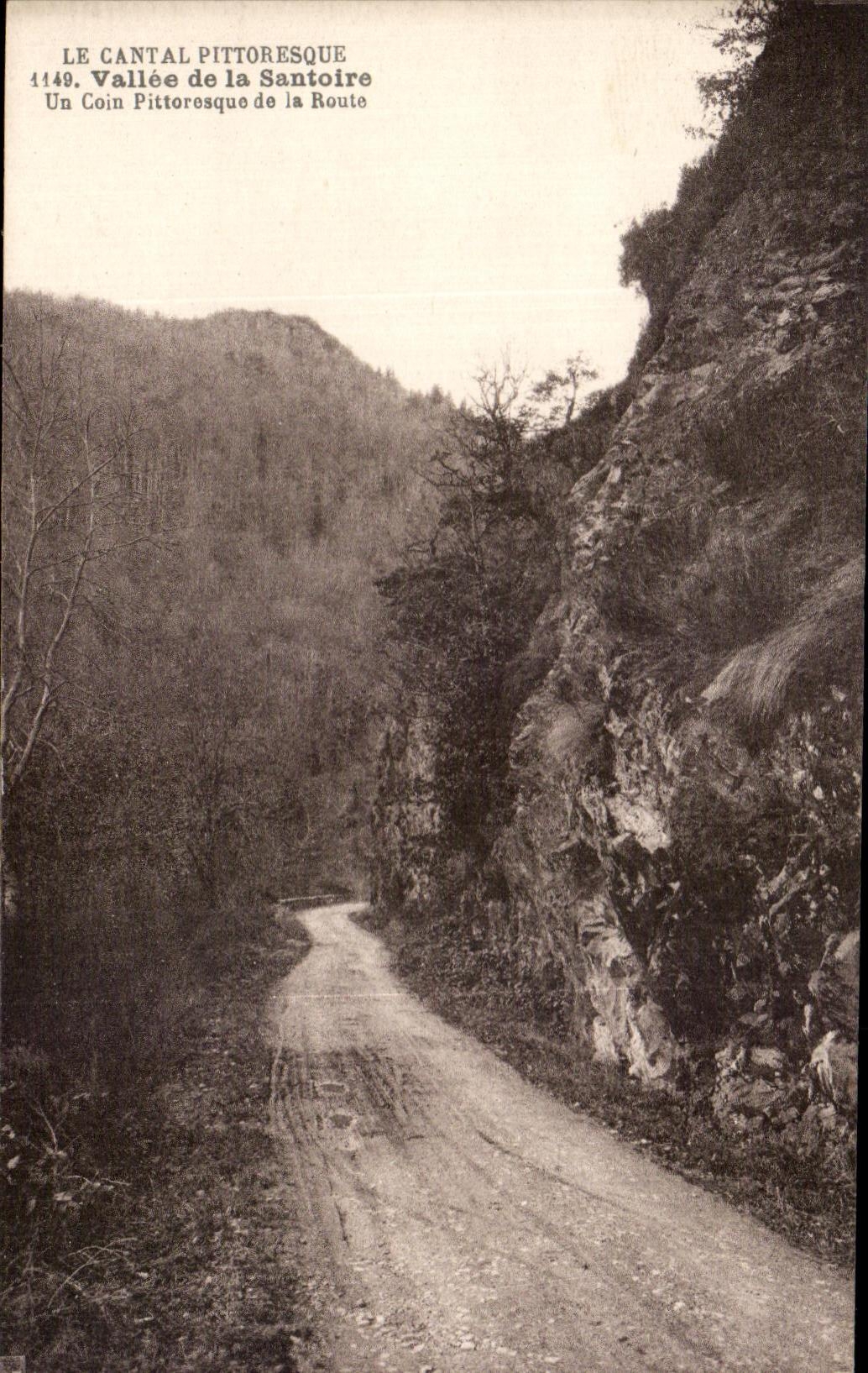 CPA Le Cantal Pittoresque Vallee De La Santoire Un Coin Pittoresque De la Route