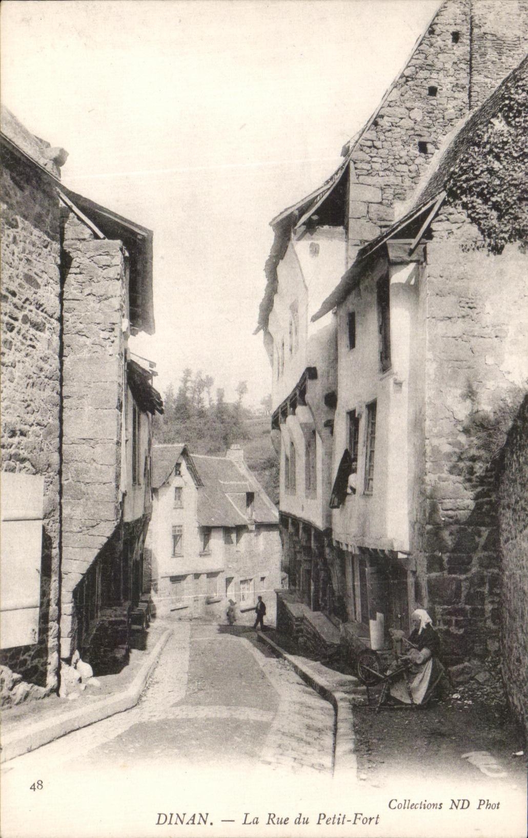 CPA Dinan La Rue du Petit Fort Fileuse (animee)