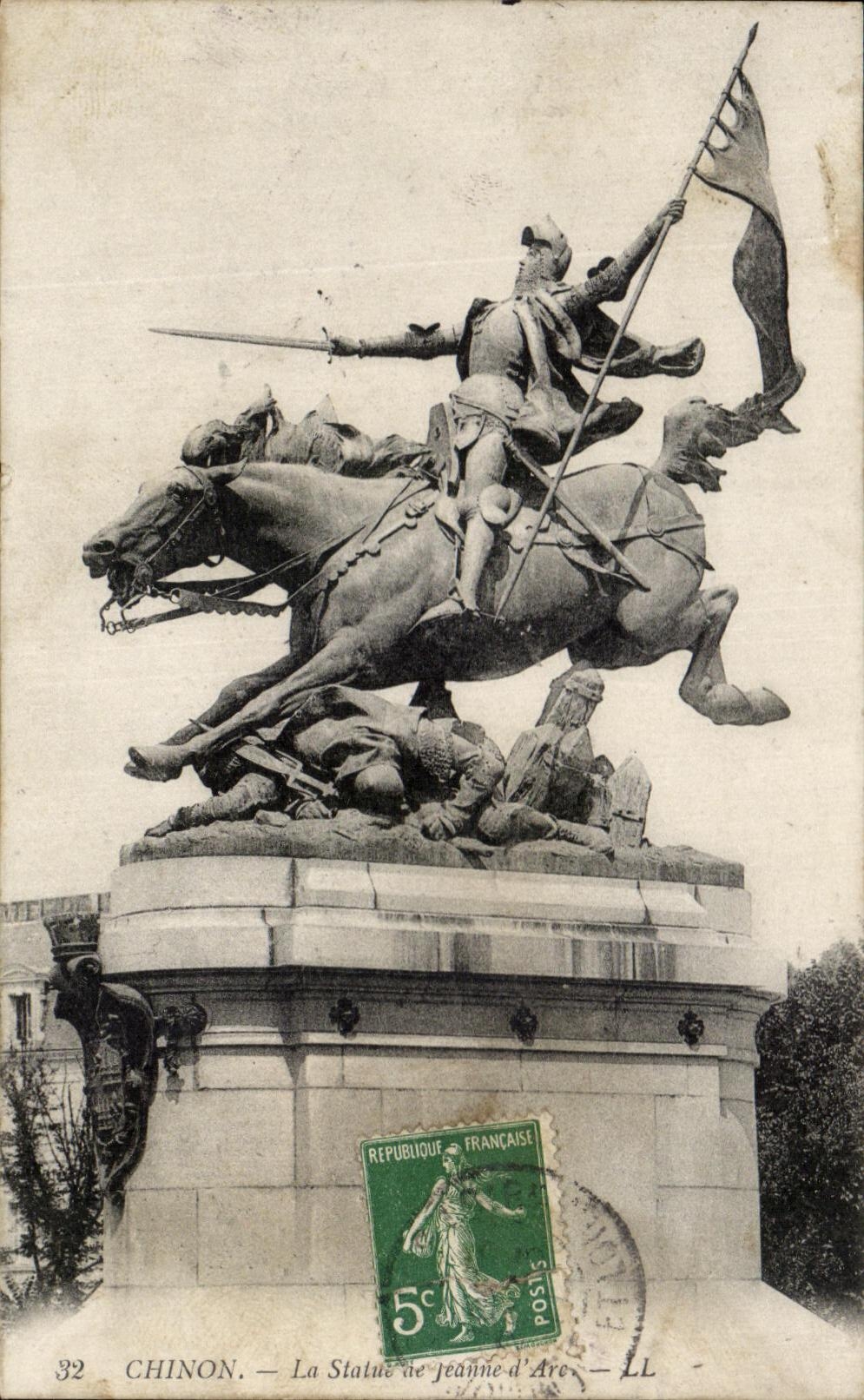 CPA Chinon Statue of Jeanne d' Arc