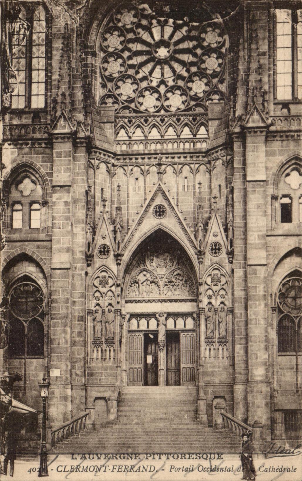 Puerta occidental de CPA Clermont-Ferrand de la catedral
