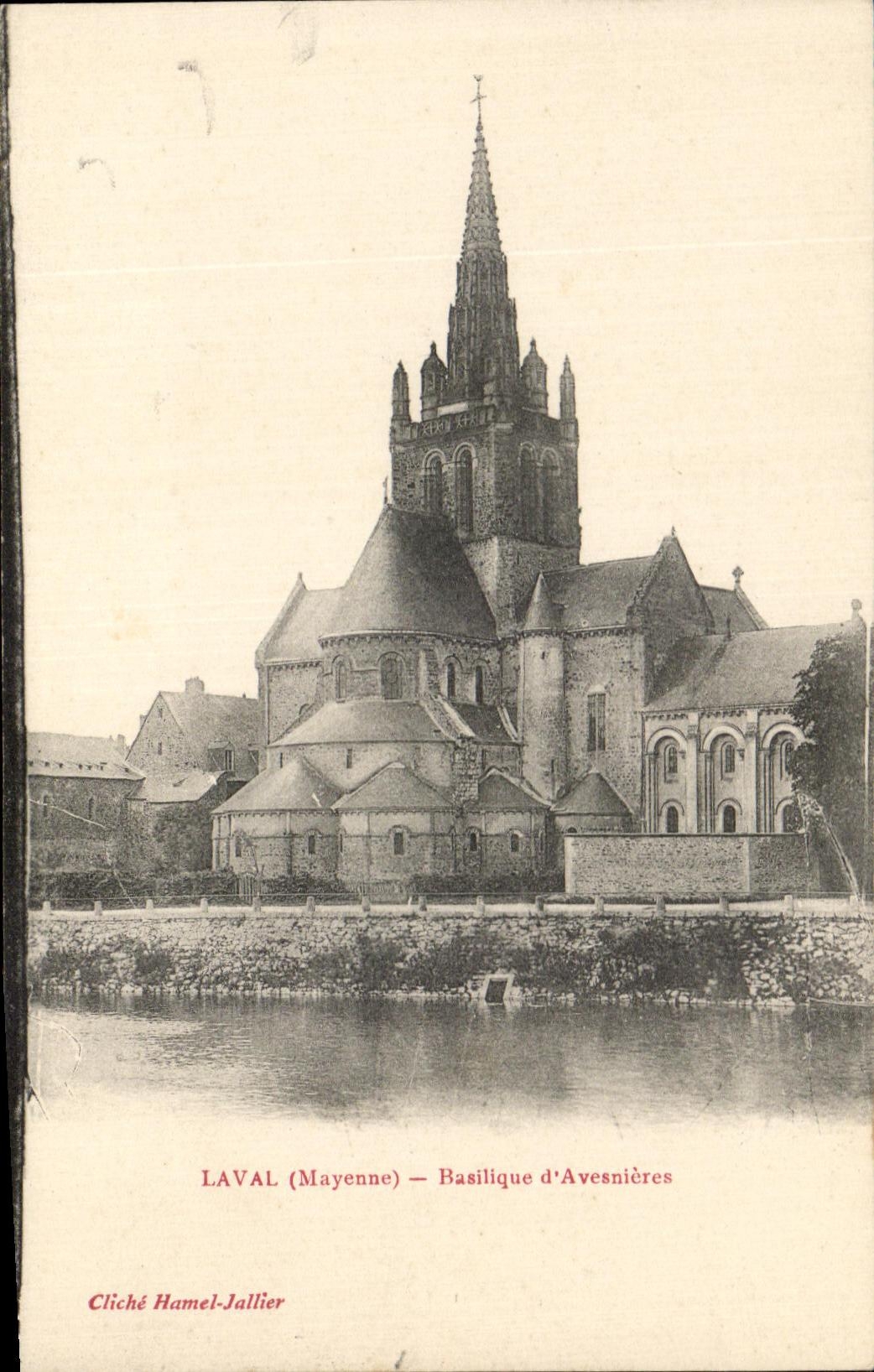 Basilica D Avesnieres de CPA Laval