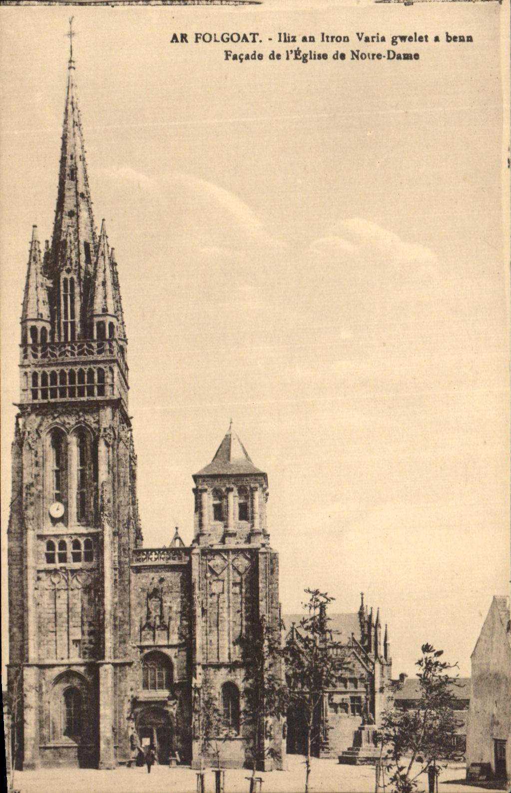 CPA Ar Folgoat Facade de I'Eglise de Notre Dame