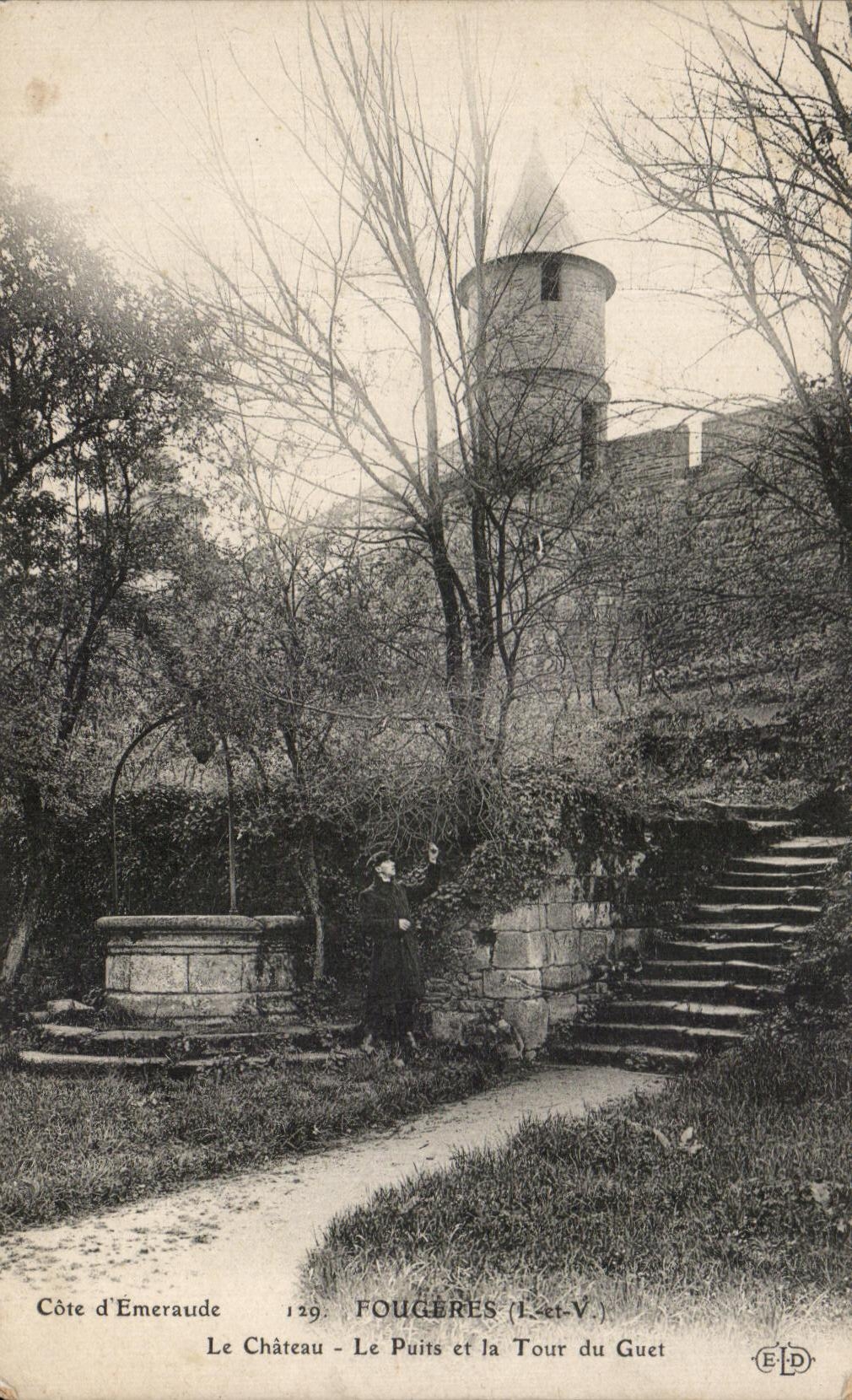 CPA Fourgeres Le Chateau Le Puits Et La Tour Du Guet