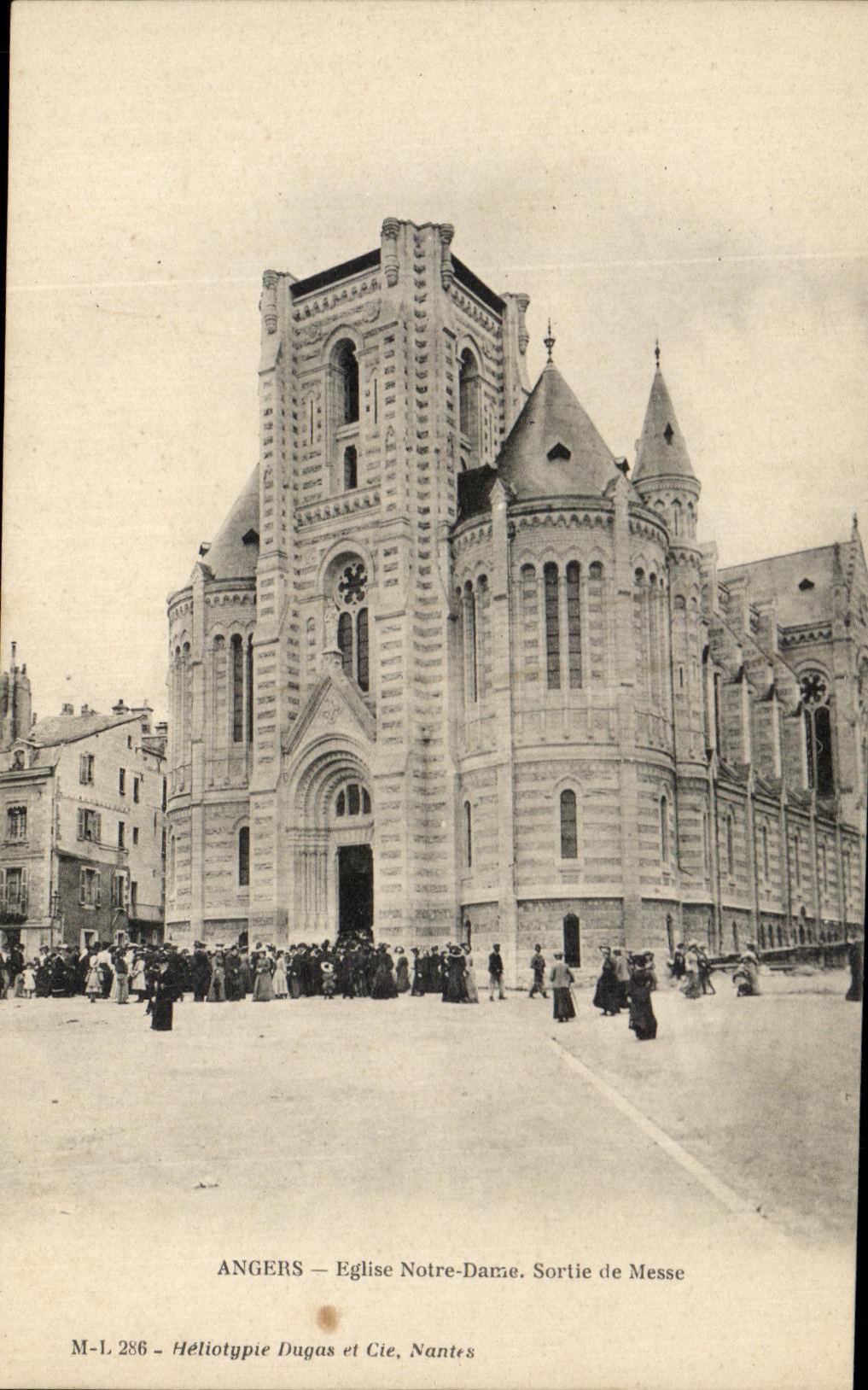 CPA Angers Eglise Notre Dame Sortie de Messe