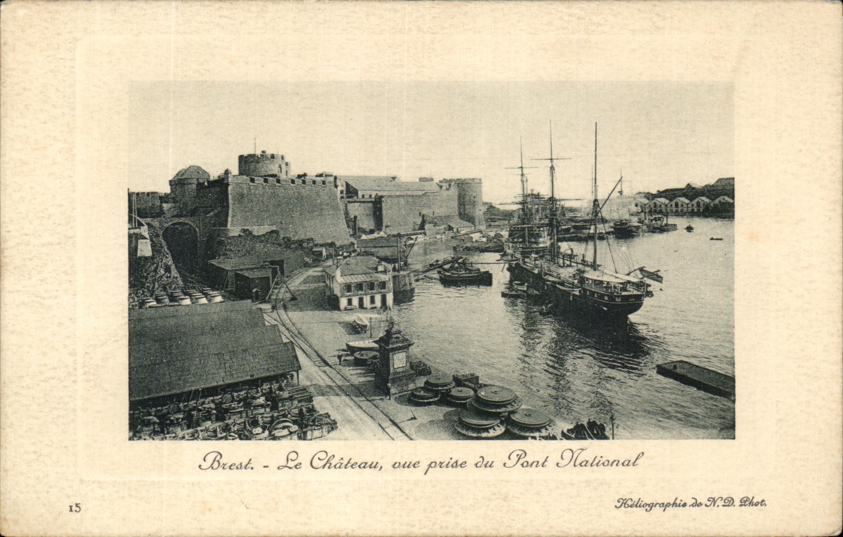 CPA Brest Le chateau Vue Prise Du Pont National Bateau 