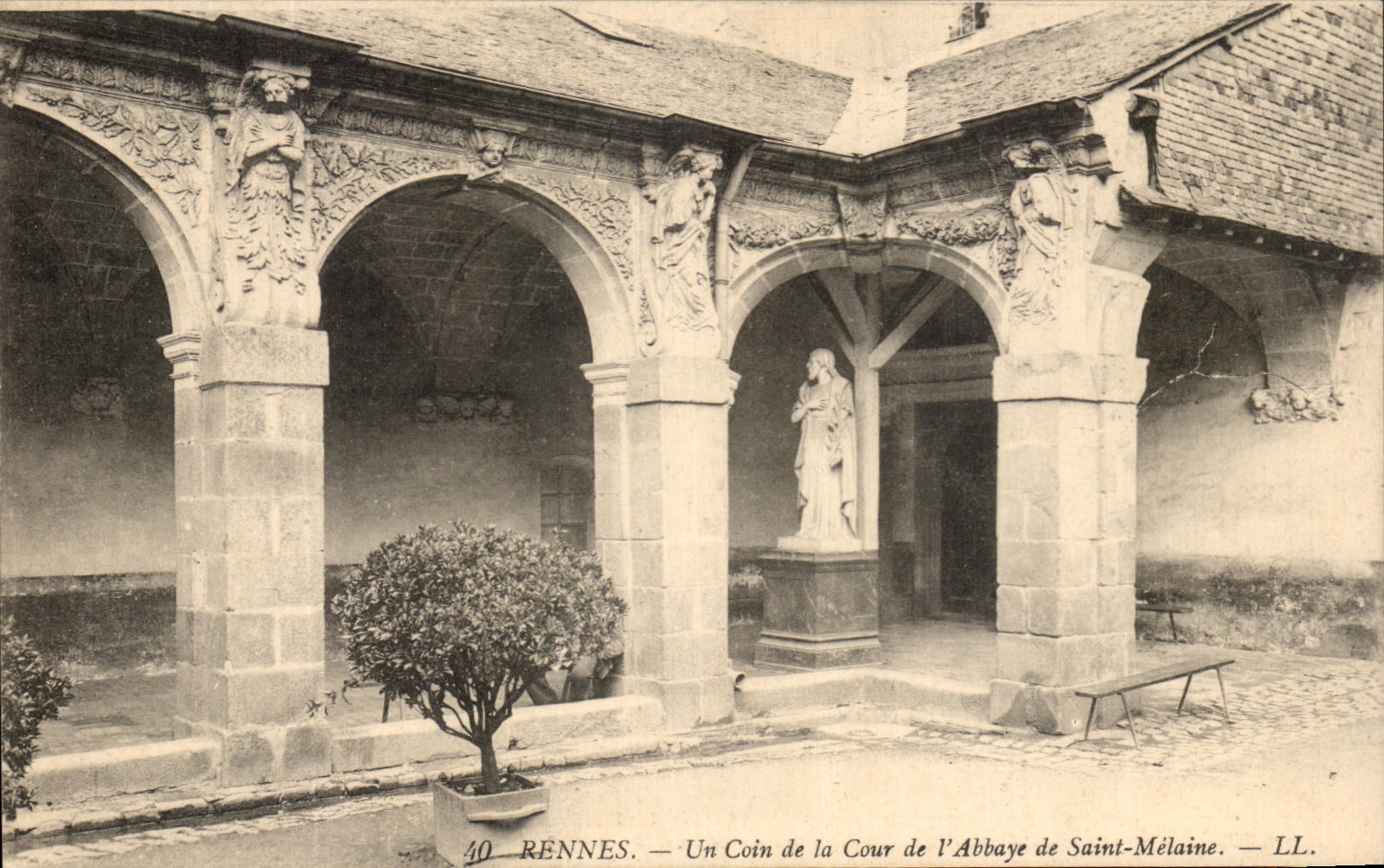 CPA Rennes Un Coin de la Cour de l'Abbaye de Saint Melaine