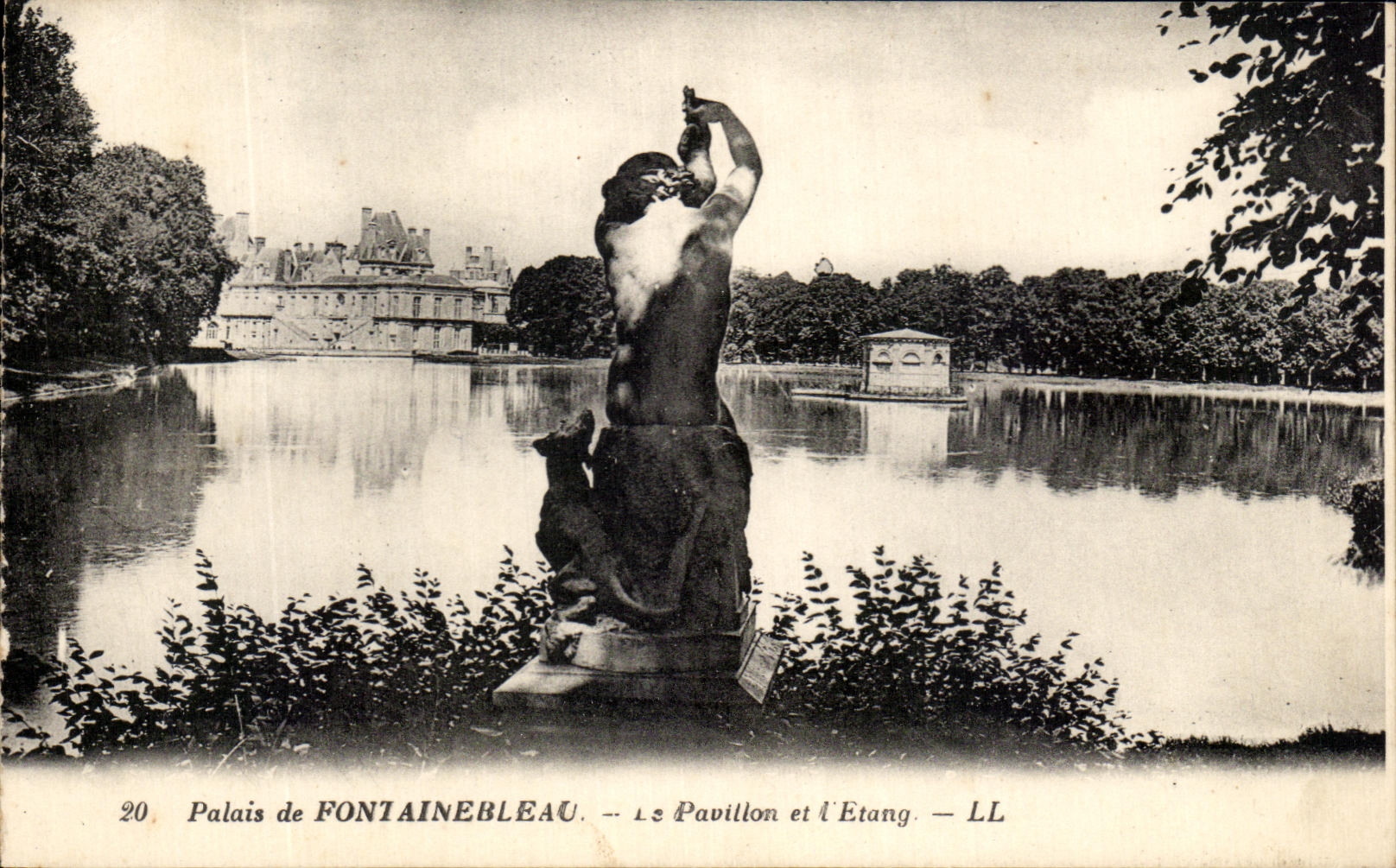 CPA Palais de Fontainebleu Le Pavillon et l'Etang