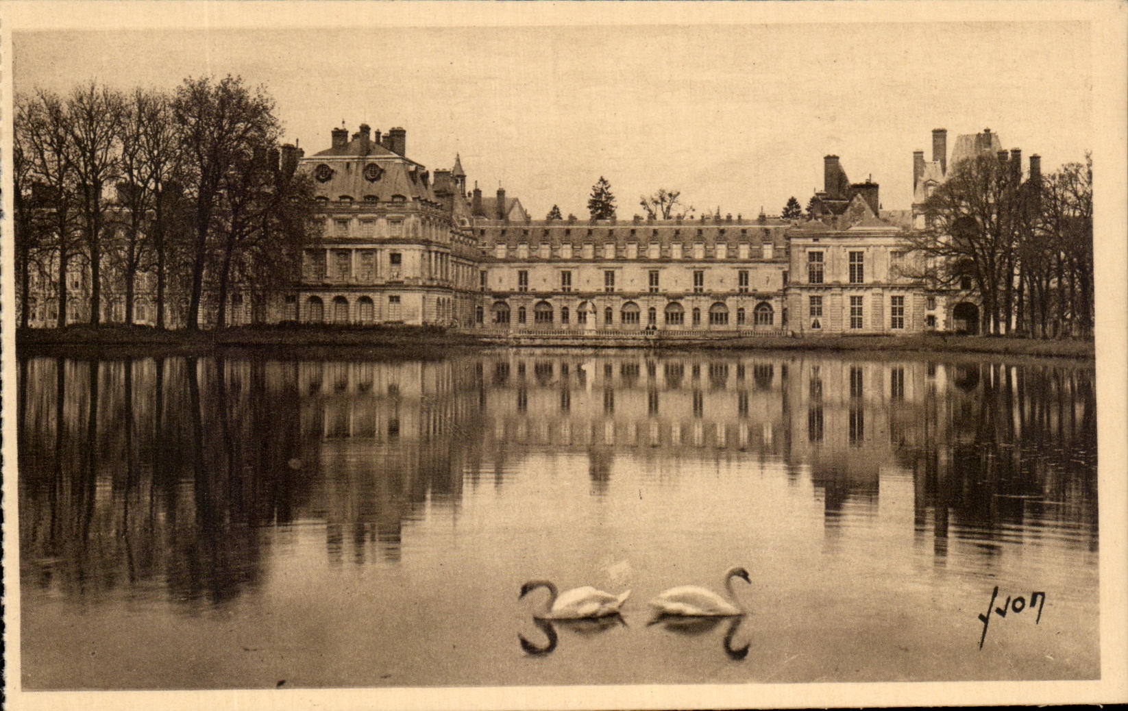 CPA Fontainebleau Facade du Palais vue de l'Etang des Carpes