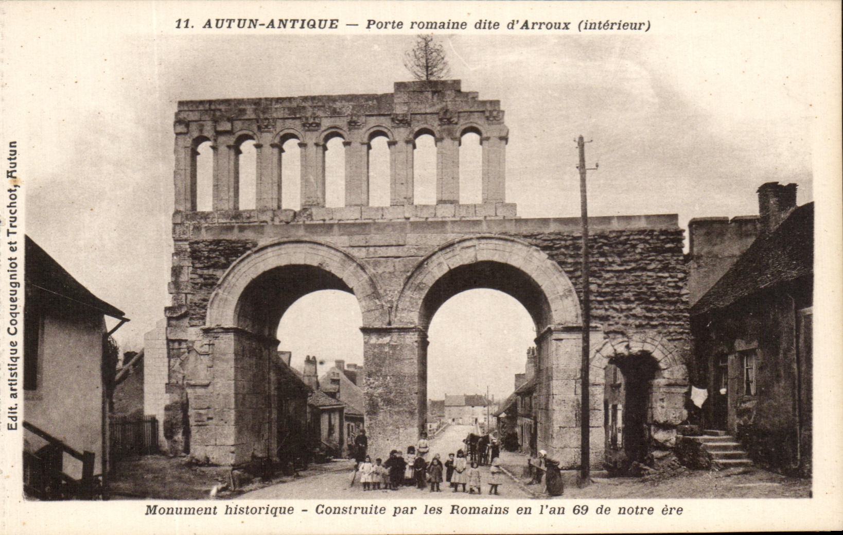 CPA Autun Antique Porte Romaine Dite d'Arroux Enfants