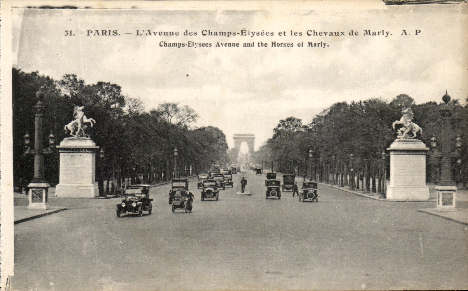 CPA Paris L'Avenue des Champs Elyseees Et les Chevaux de Marly Champs Elysees Avenne And The Horse of Marly