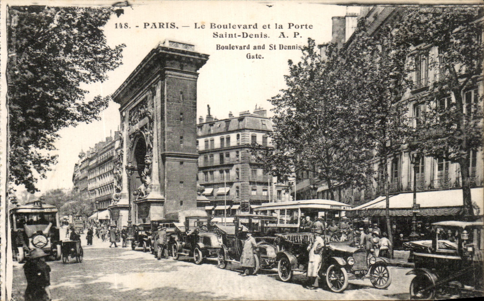CPA Paris Le Boulevard et la Porte Saint Denis Automobile Taxis