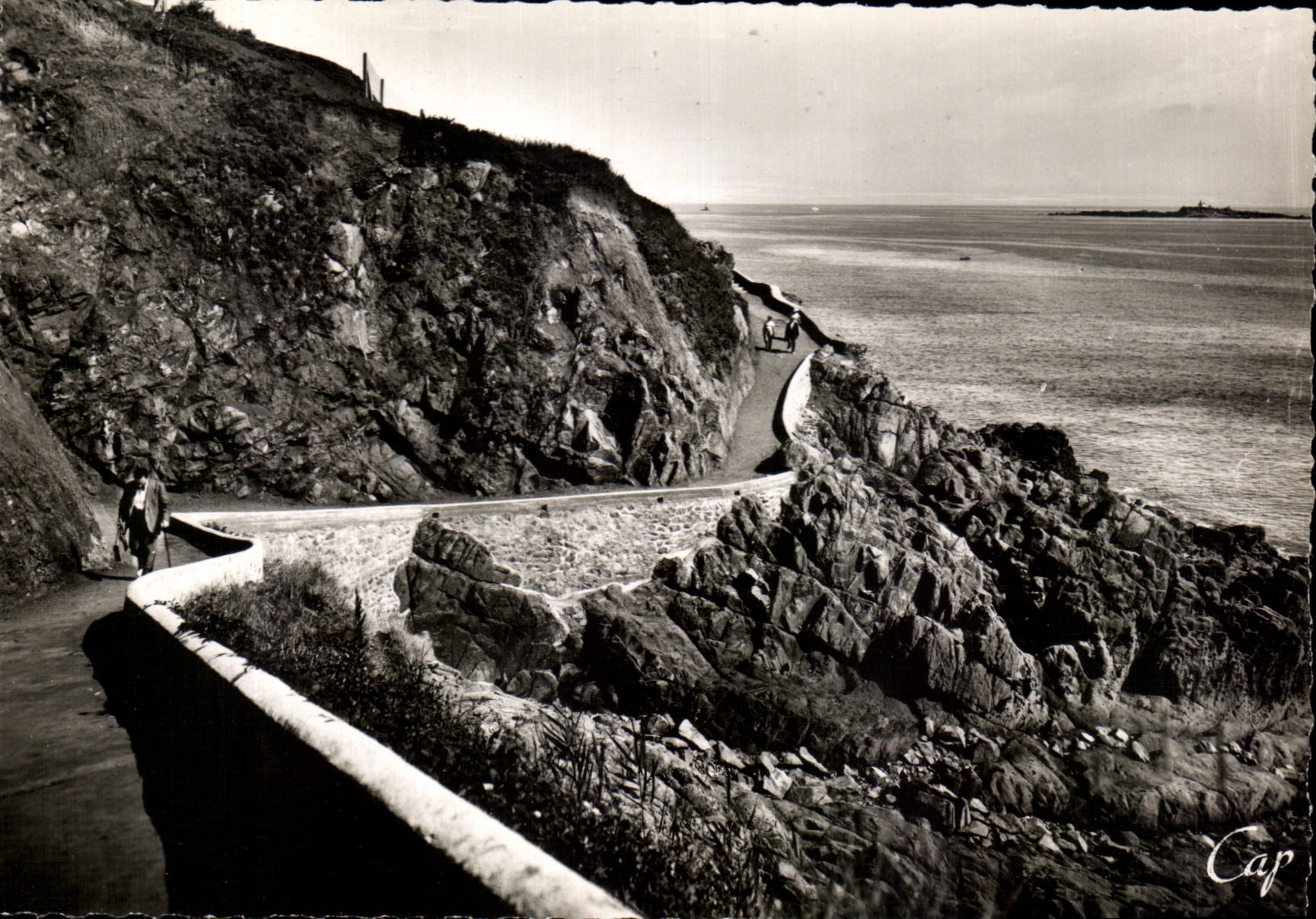 CPSM St Quay Portrieux La Promenade le long de la Cote Sauvage