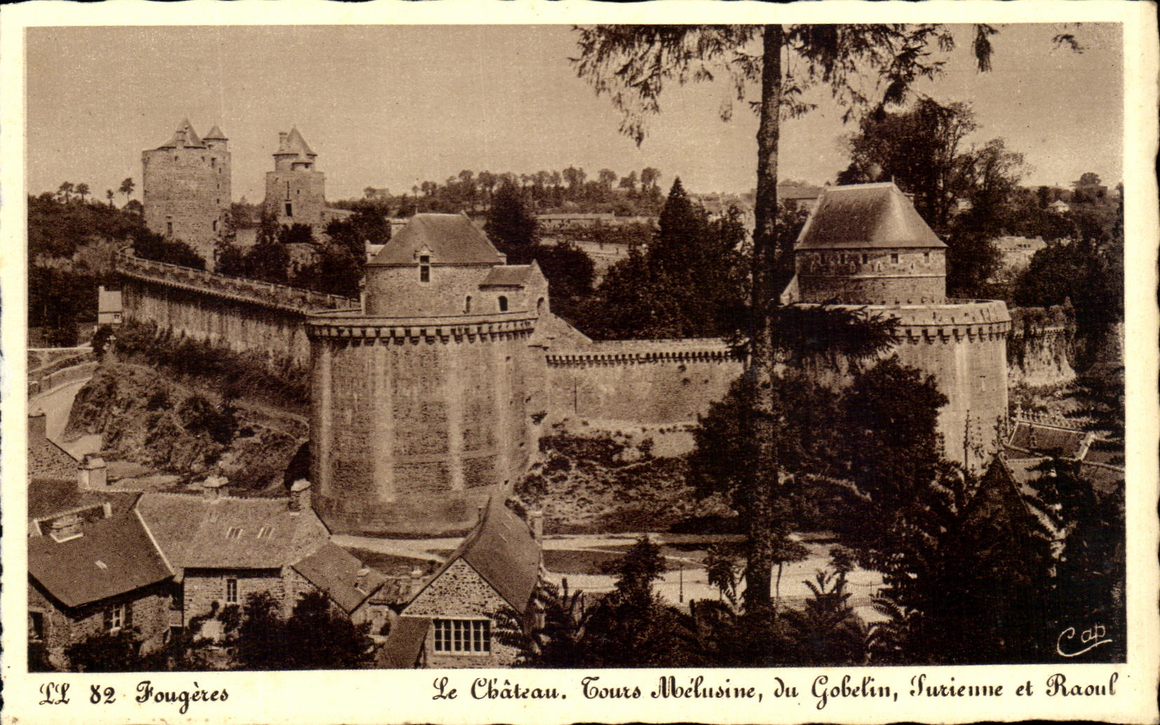CPA Fougeres Le Chateau Tours Melusine du Gobelin