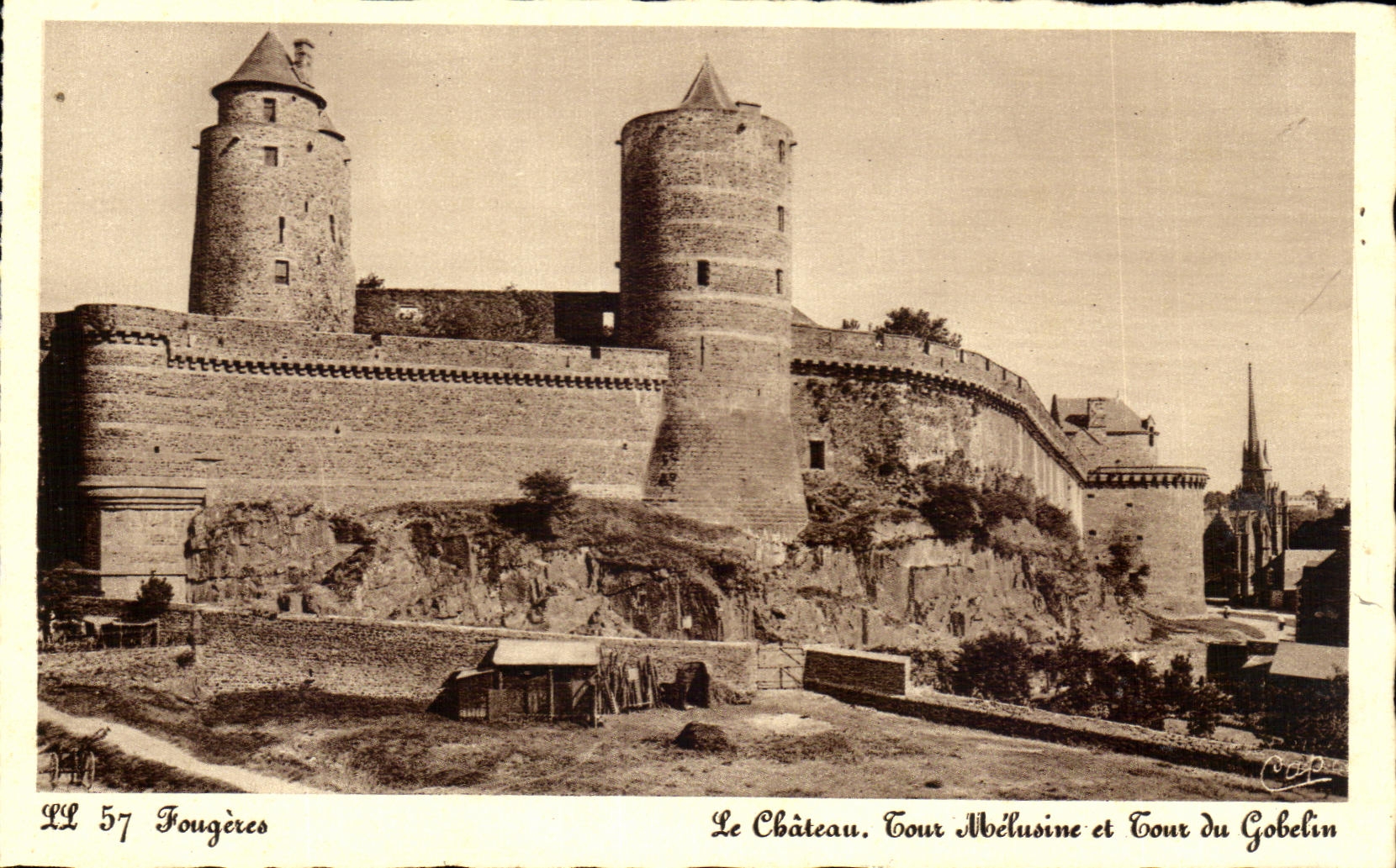 CPA Fougeres Le Chateau Tours Melusine et tour du Gobelin