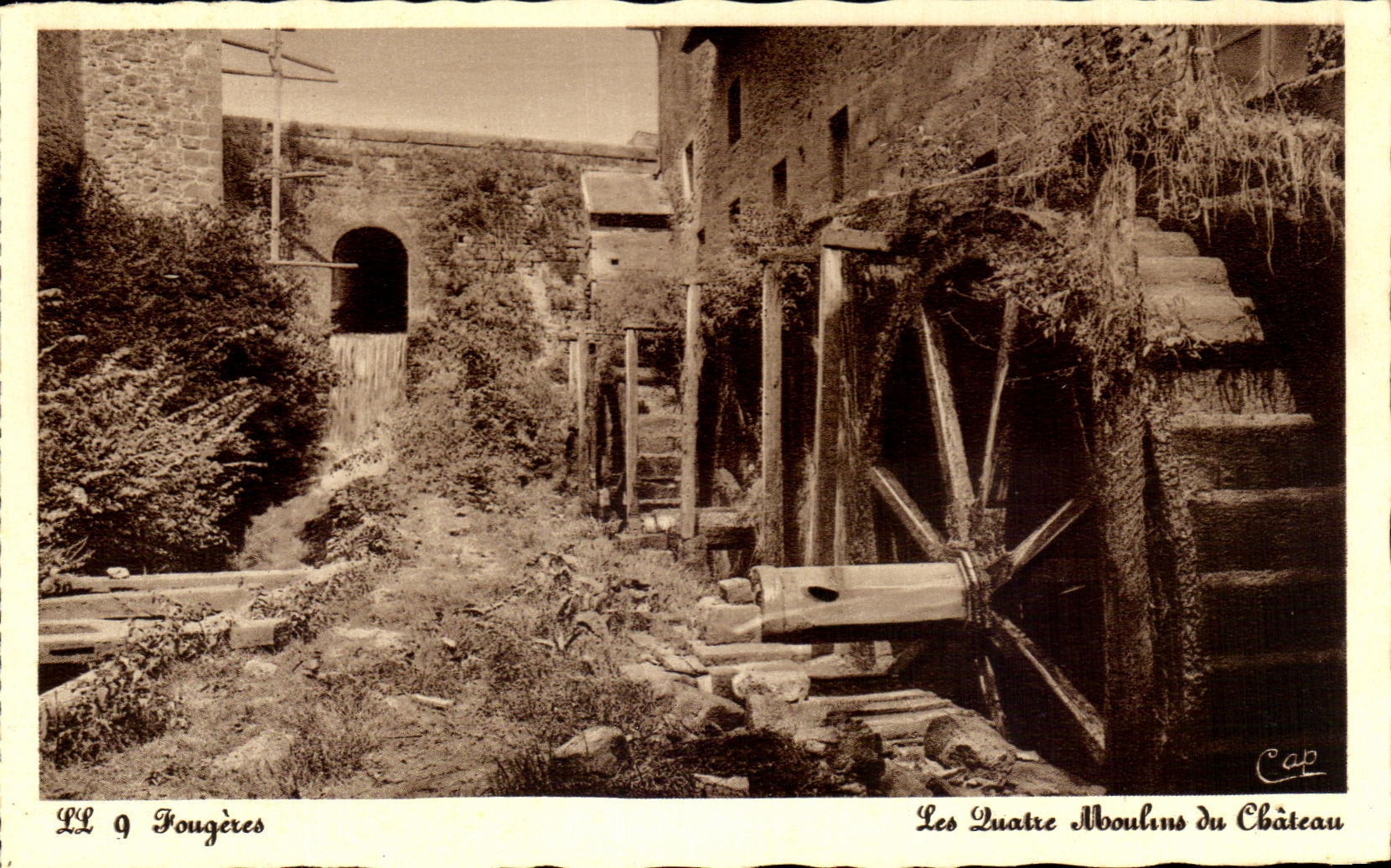 CPA Fougeres Le Chateau Les quatre moulins du chateau