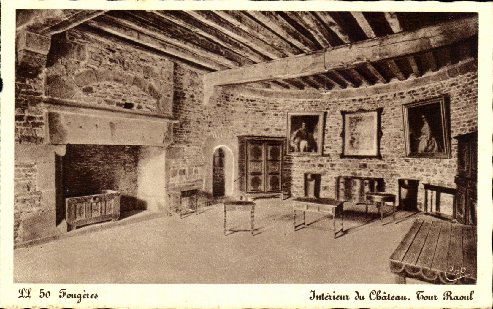 CPA Fougeres Le Chateau Interieur du chateau Tour Raoul