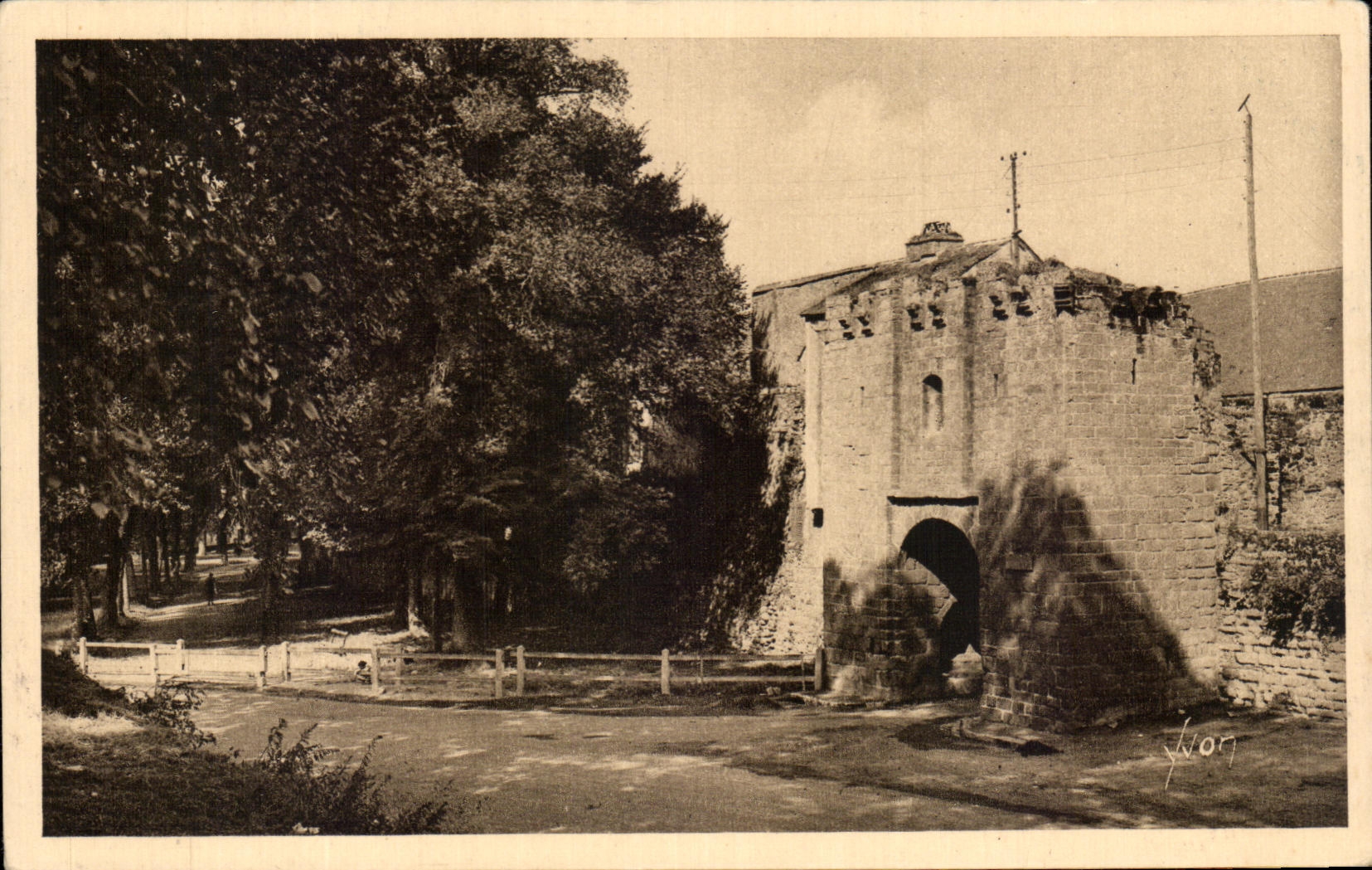 CPA Guerande La Porte Saille et le Mail