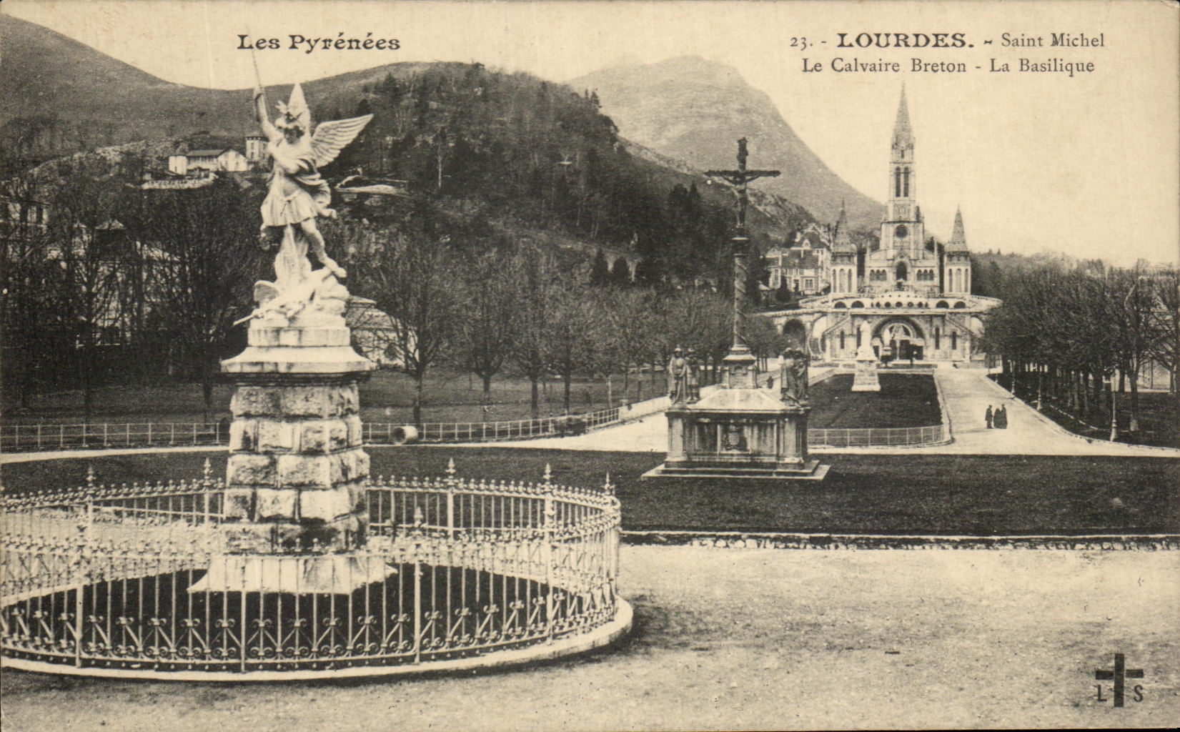 CPA Lourdes Saint Michel La Calvaire Breton La Basilique 