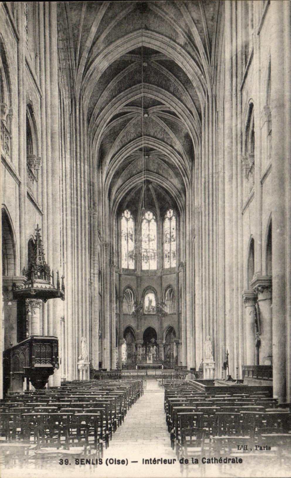 CPA Senlis Interieur de la Cathedrale