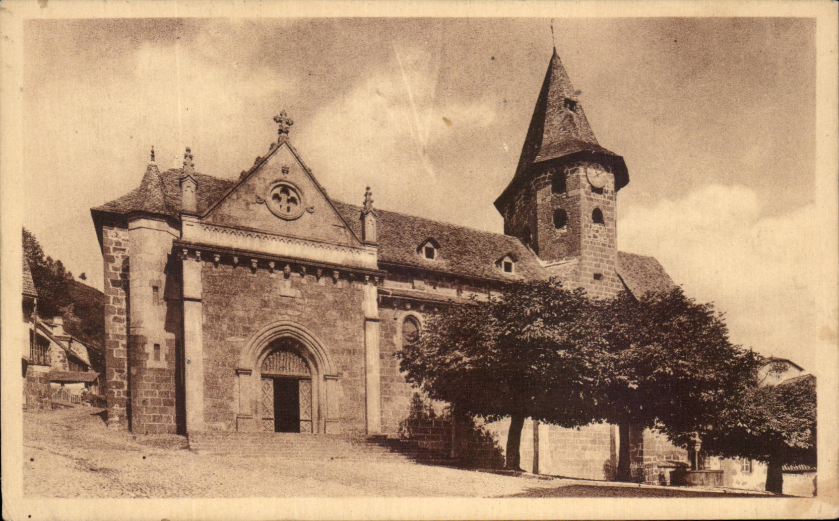 CPA Vic Sur Cere L'Eglise 