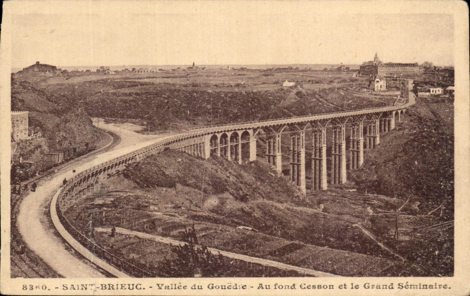 CPA Saint Brieuc Vallee du Gouedie Au fond Cesson et le Grand Seminaive