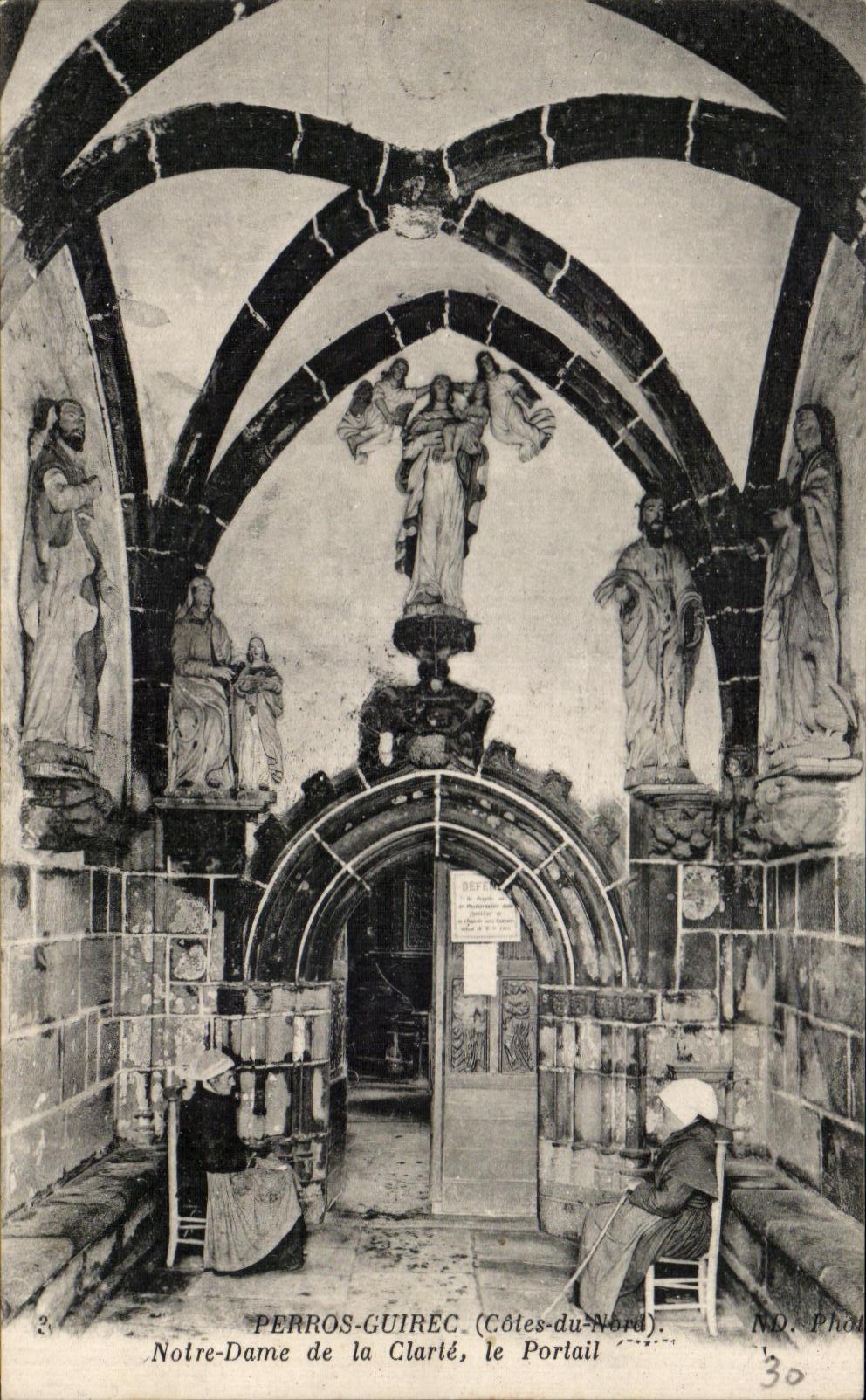 CPA Perros Guirec Notre Dame de la Clarte le Portail Femmes 