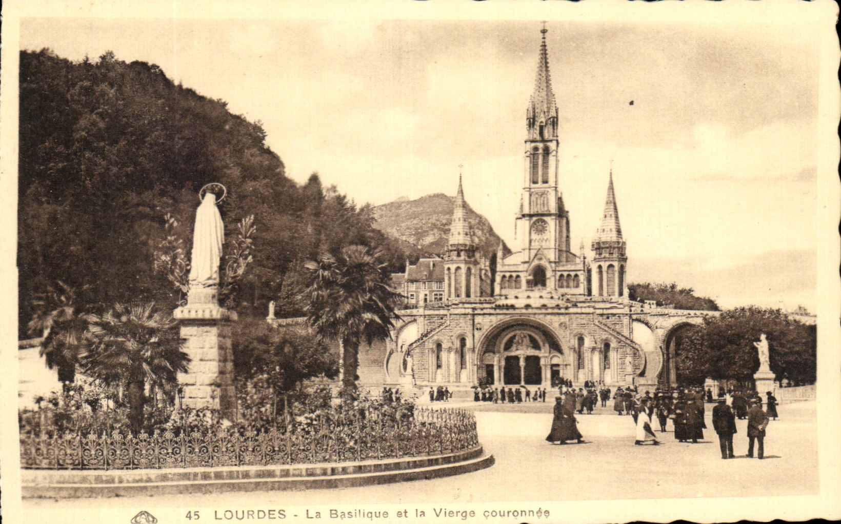 CPA Lourdes La Basilique et le Vierge Courounnee