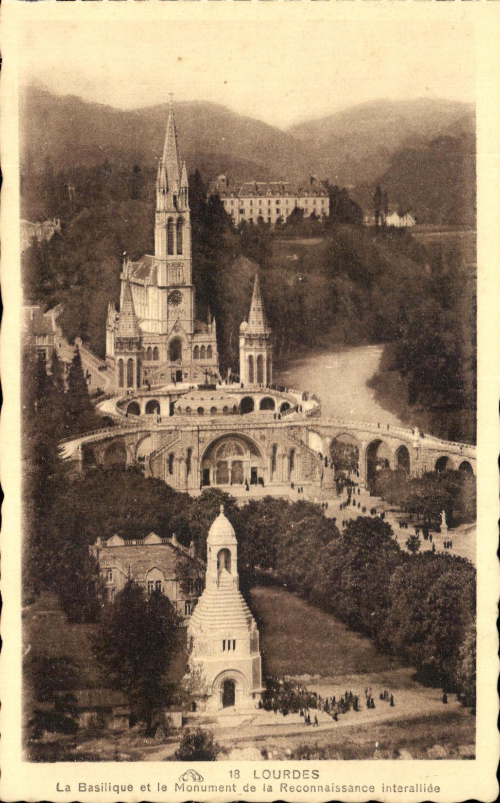 CPA Lourdes Les Basilique et le Monument de la Reconnaissance Interallide
