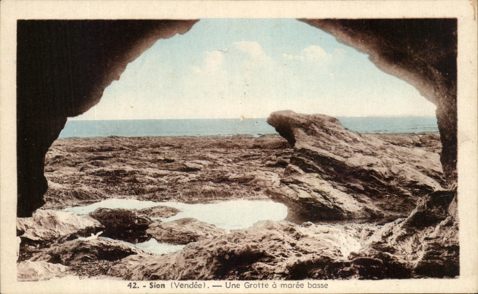 CPA Sion Une Grotte a maree Basse