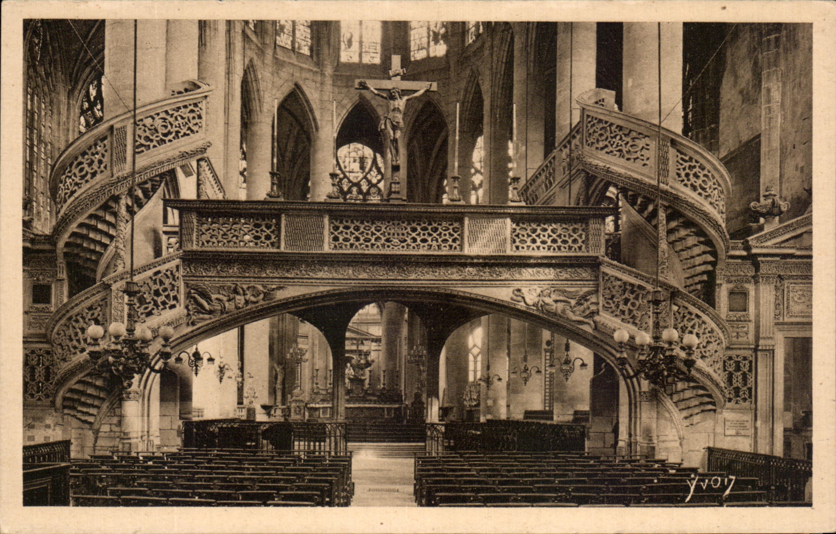 CPA Paris En Flanant Interieur de St Etienne du Mont Le Jube