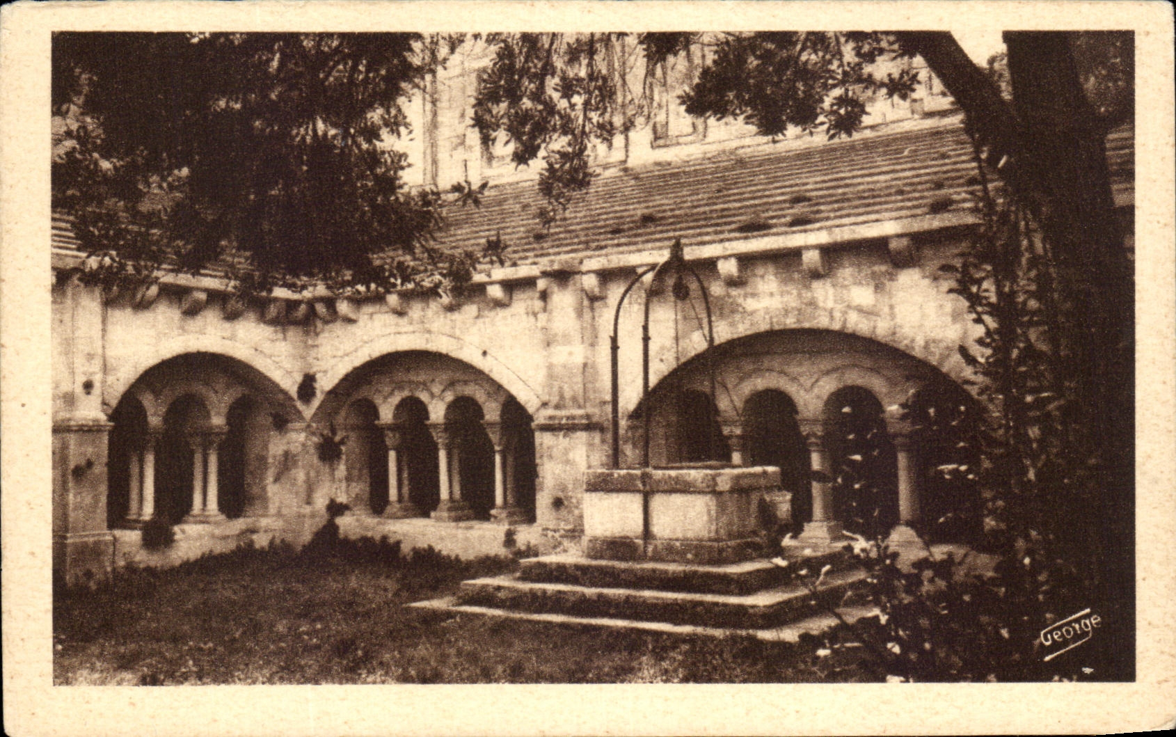 CPA Surroundings of Arles Montmajour court of the Cloister and the Well