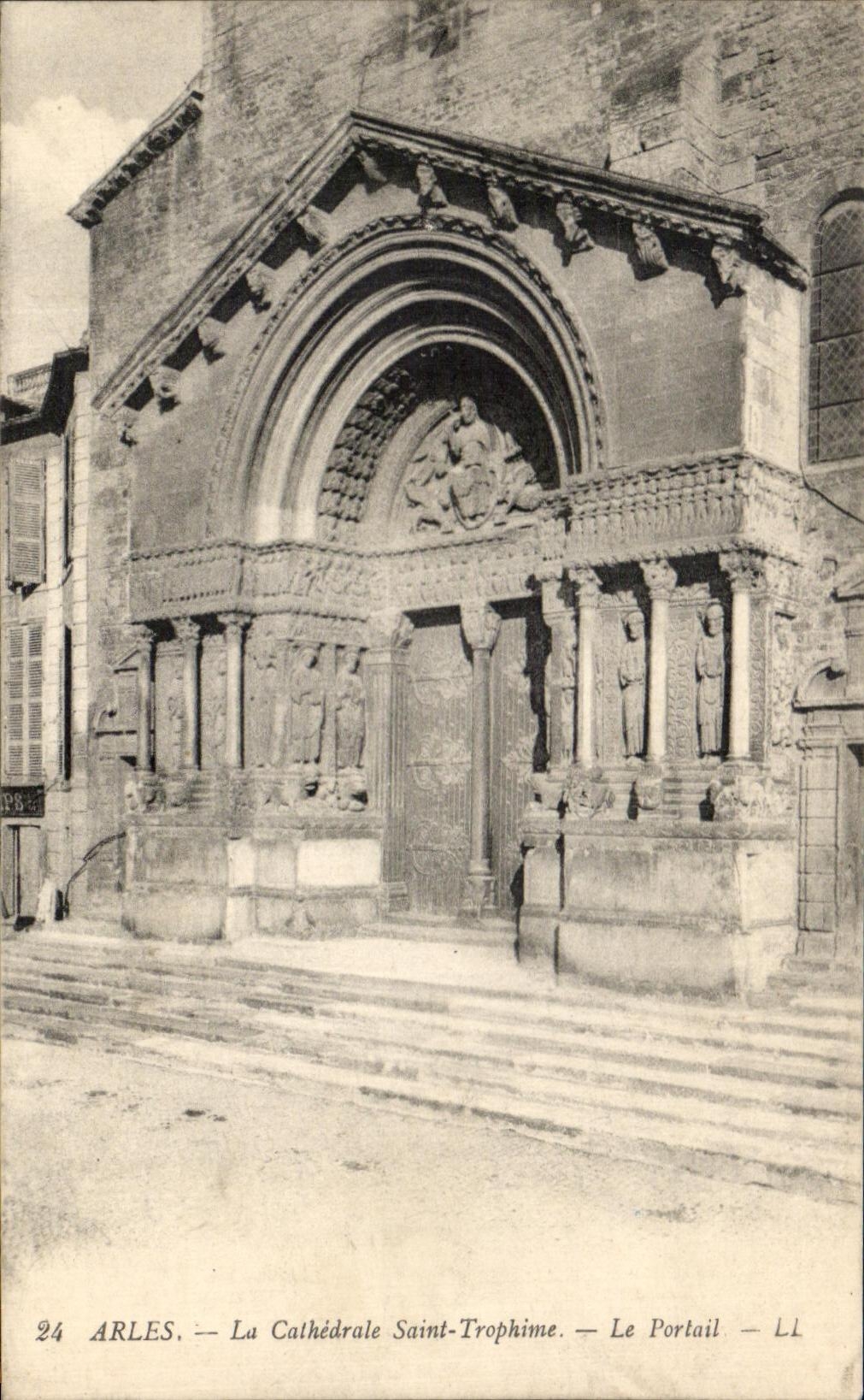 CPA Arles the Cathedral Saint Trophime the Gate