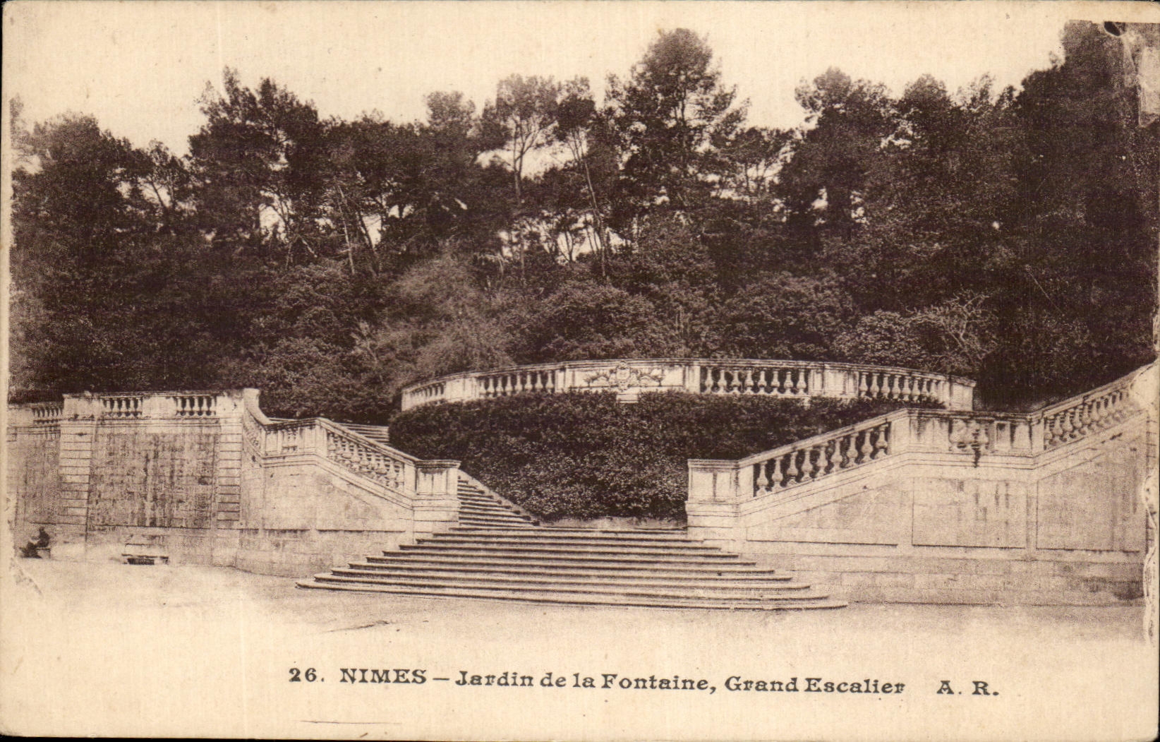 CPA Nimes Jardin De La Fontaine Grand Escalier