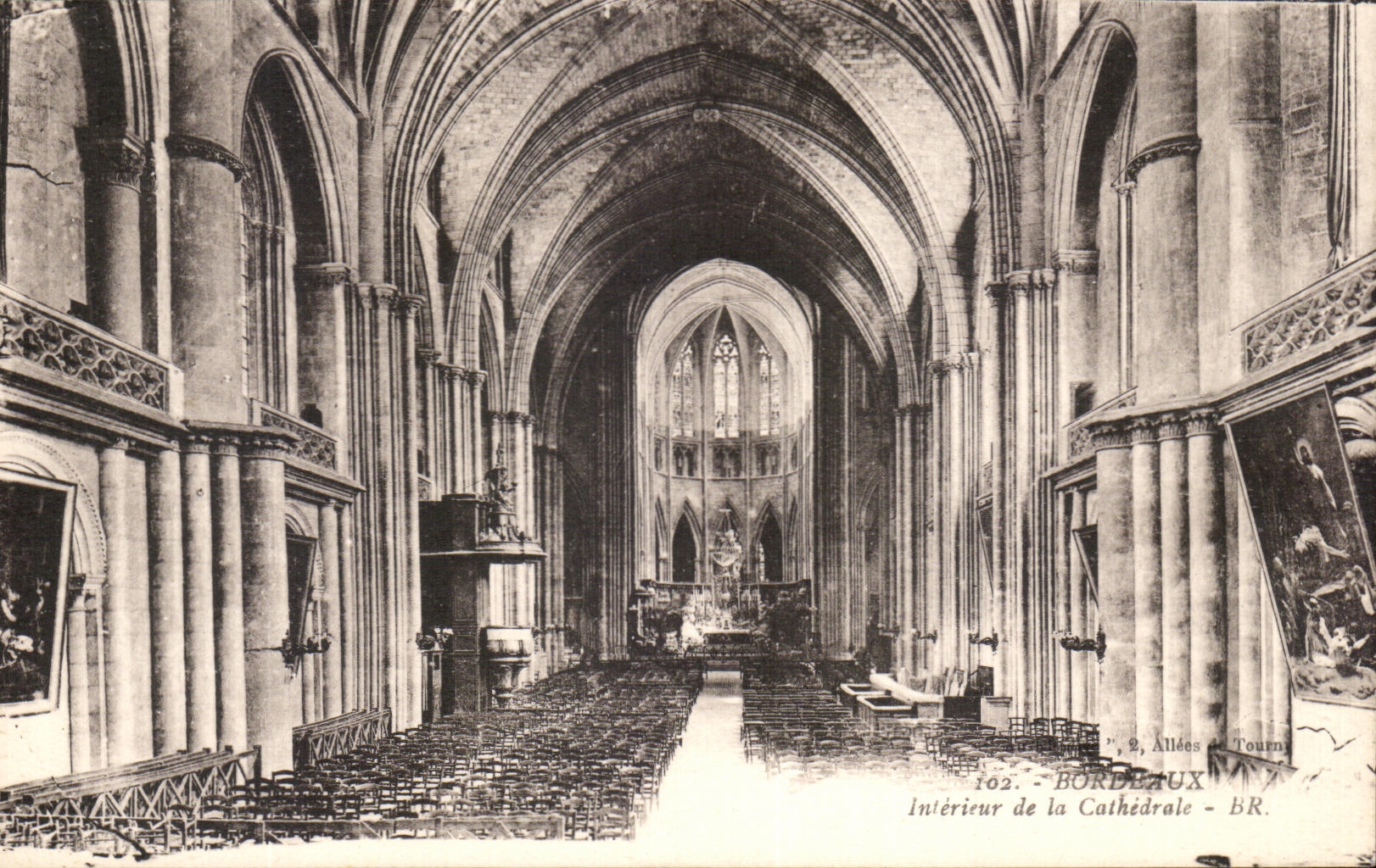 CPA Bordeaux Interieur de la Cathedrale