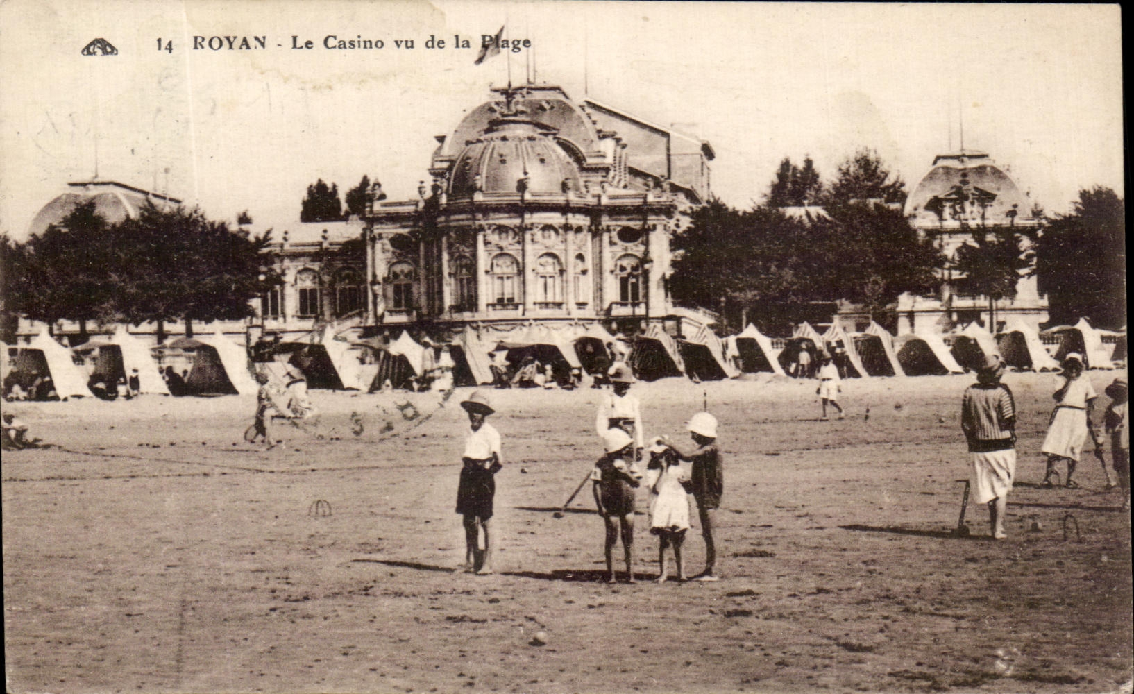 CPA Royan Le Casino vu de la Plage