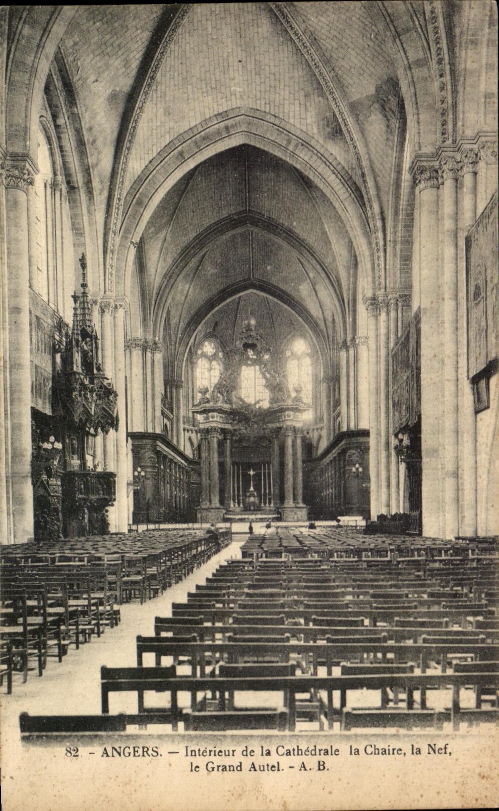 CPA Angers Interieur de la Cathedrale la Chaire le Grand Autel