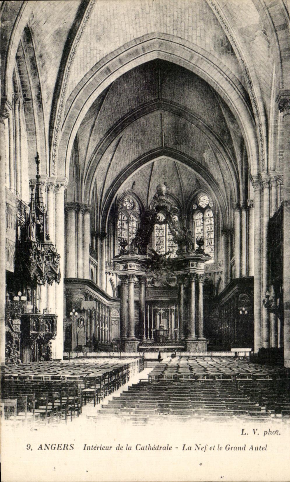 CPA Angers Interieur de la Cathedrale la Nef et le Grand Autel