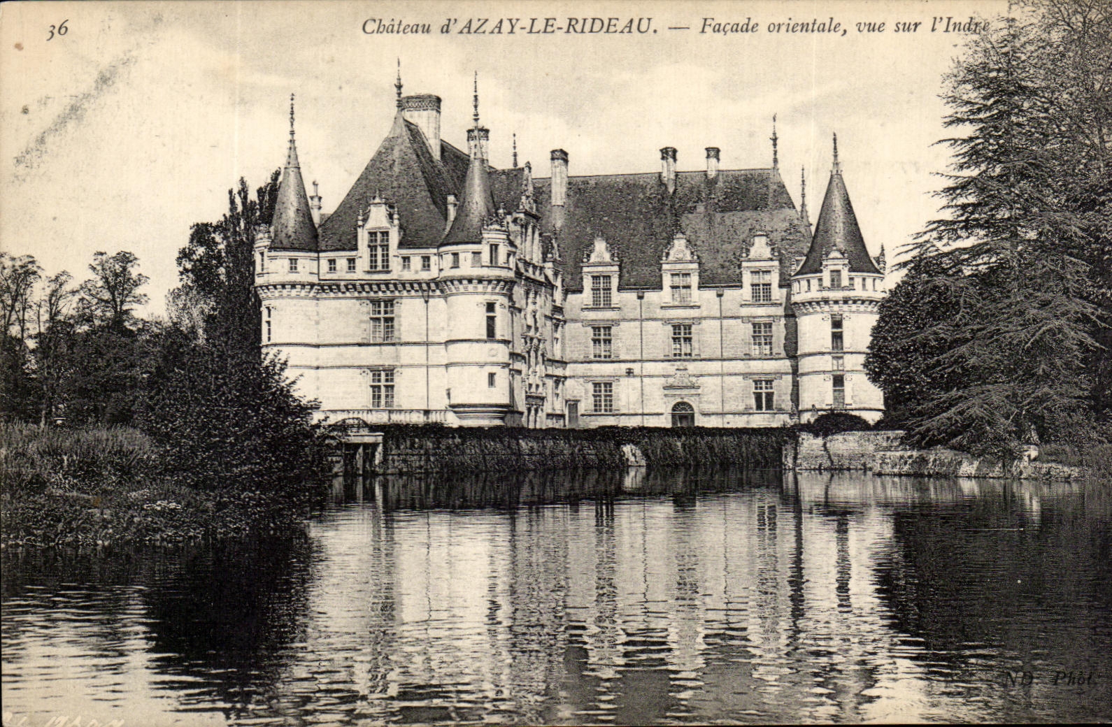 Castillo de CPA de Azay la vista del este del ataque frontal de la cortina en Indre