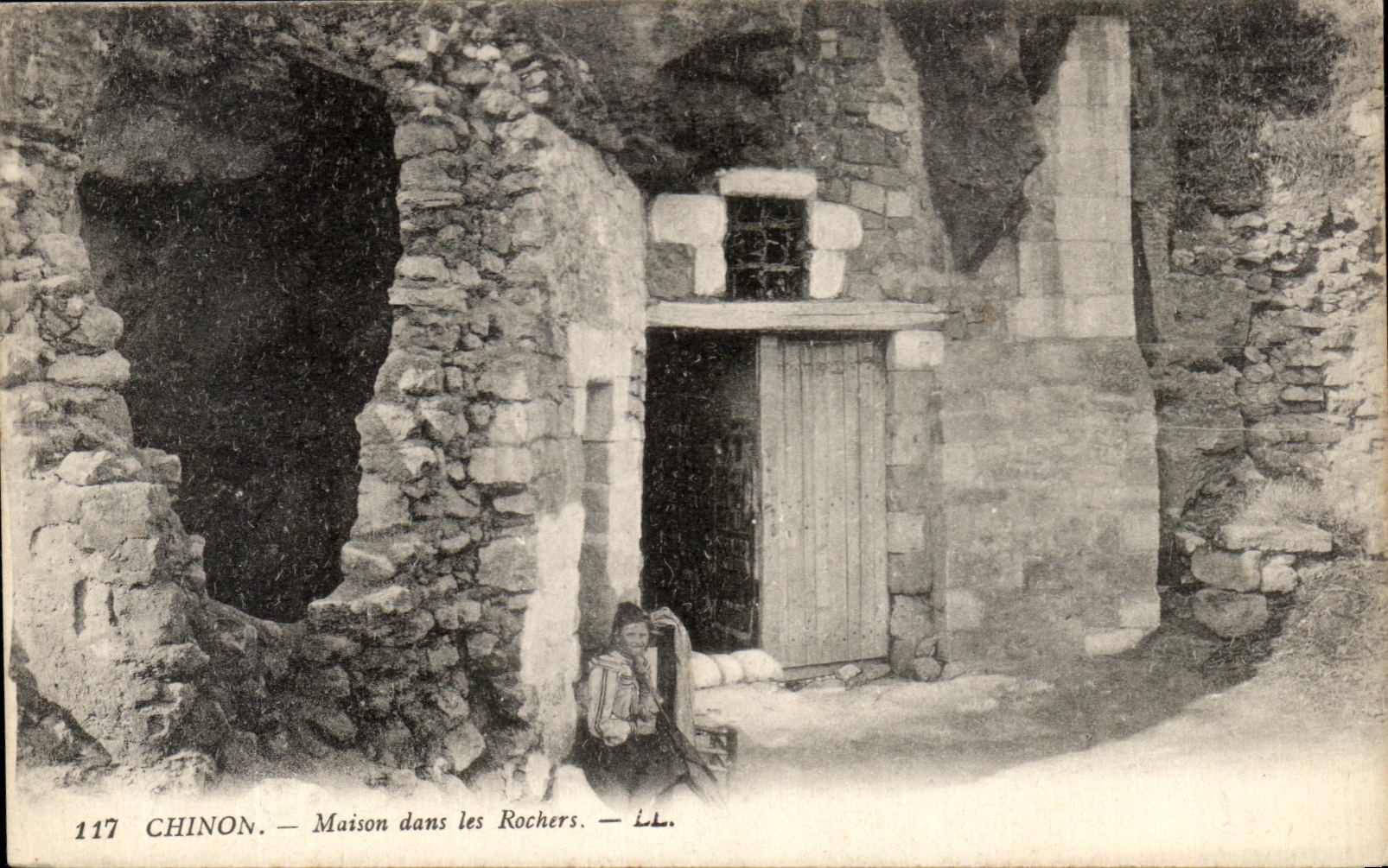 CPA Chinon House in the Rocks