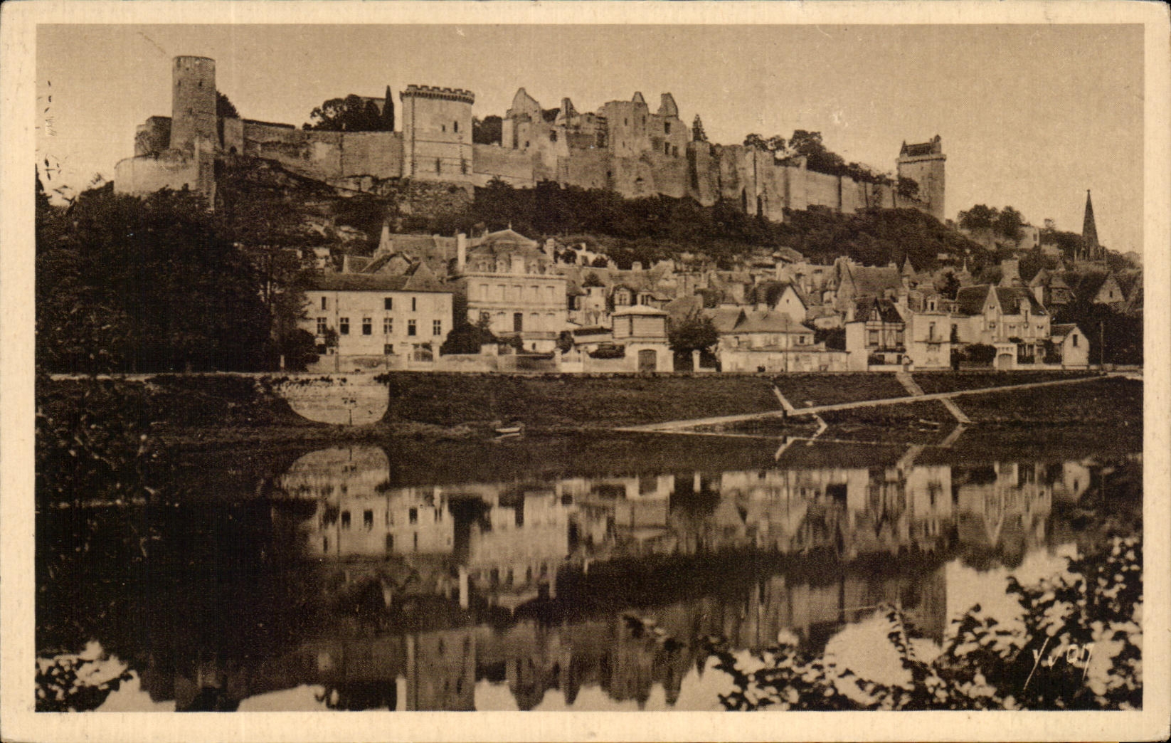 CPA Loire ch4ateau Chatean de Chinon on the edges of the Loire