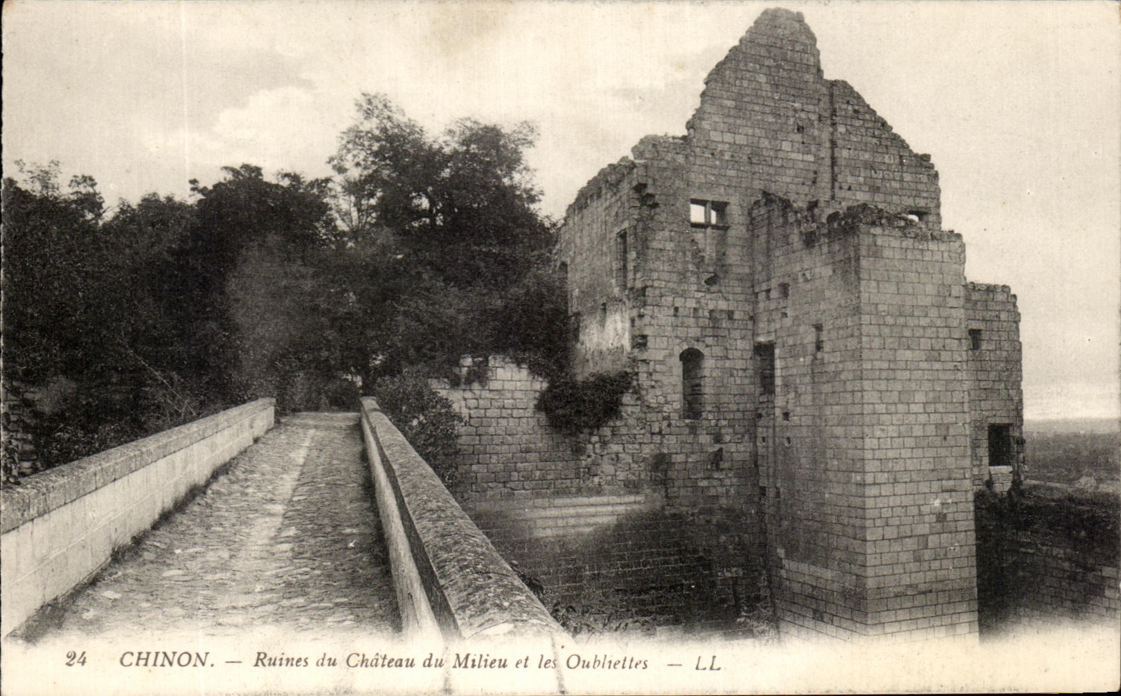 CPA Chinon Ruins of the Castle of the Medium and the Oubliettes